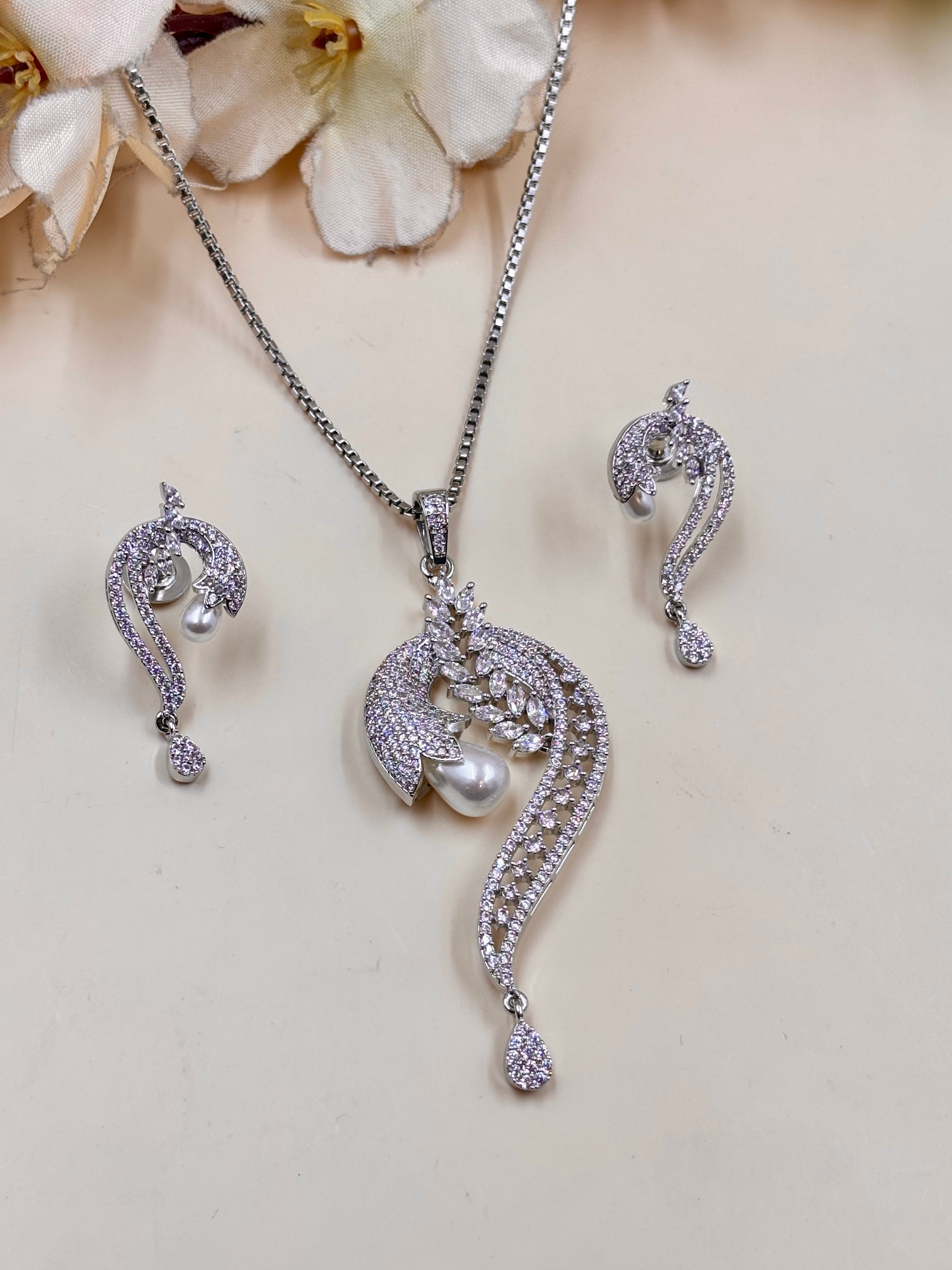 YASMIN PENDANT