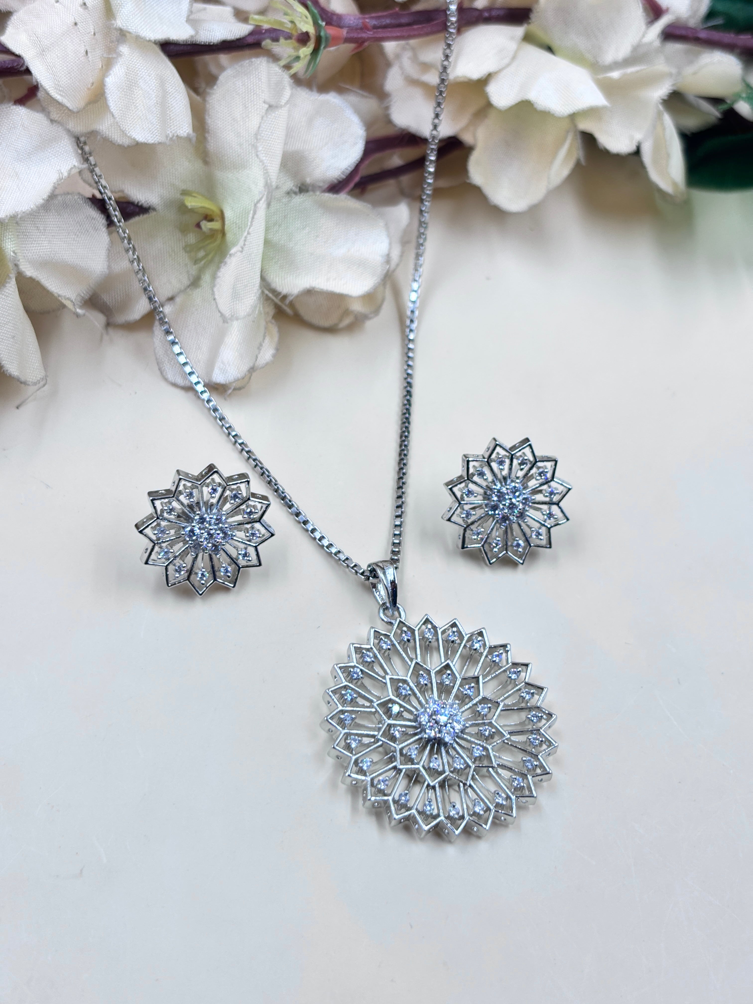 SAVYA PENDANT