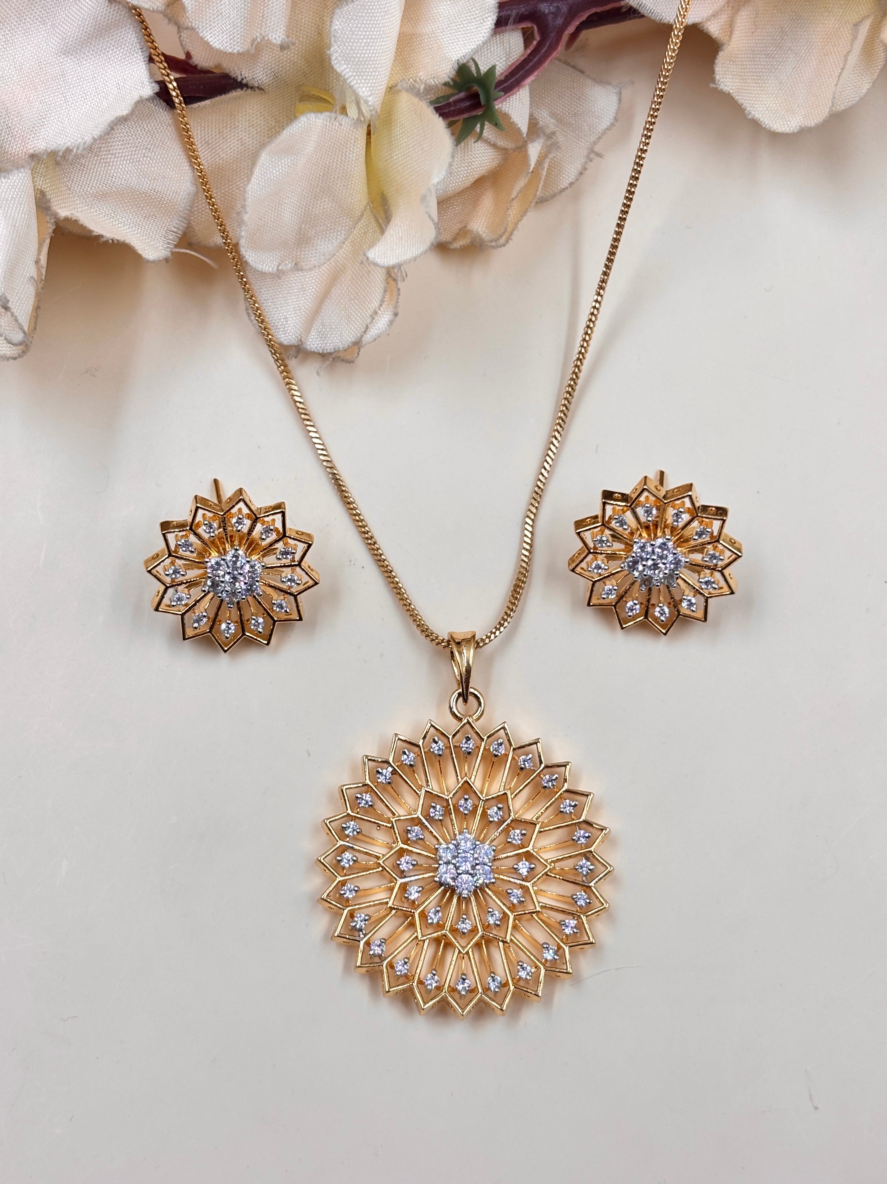 SAVYA PENDANT