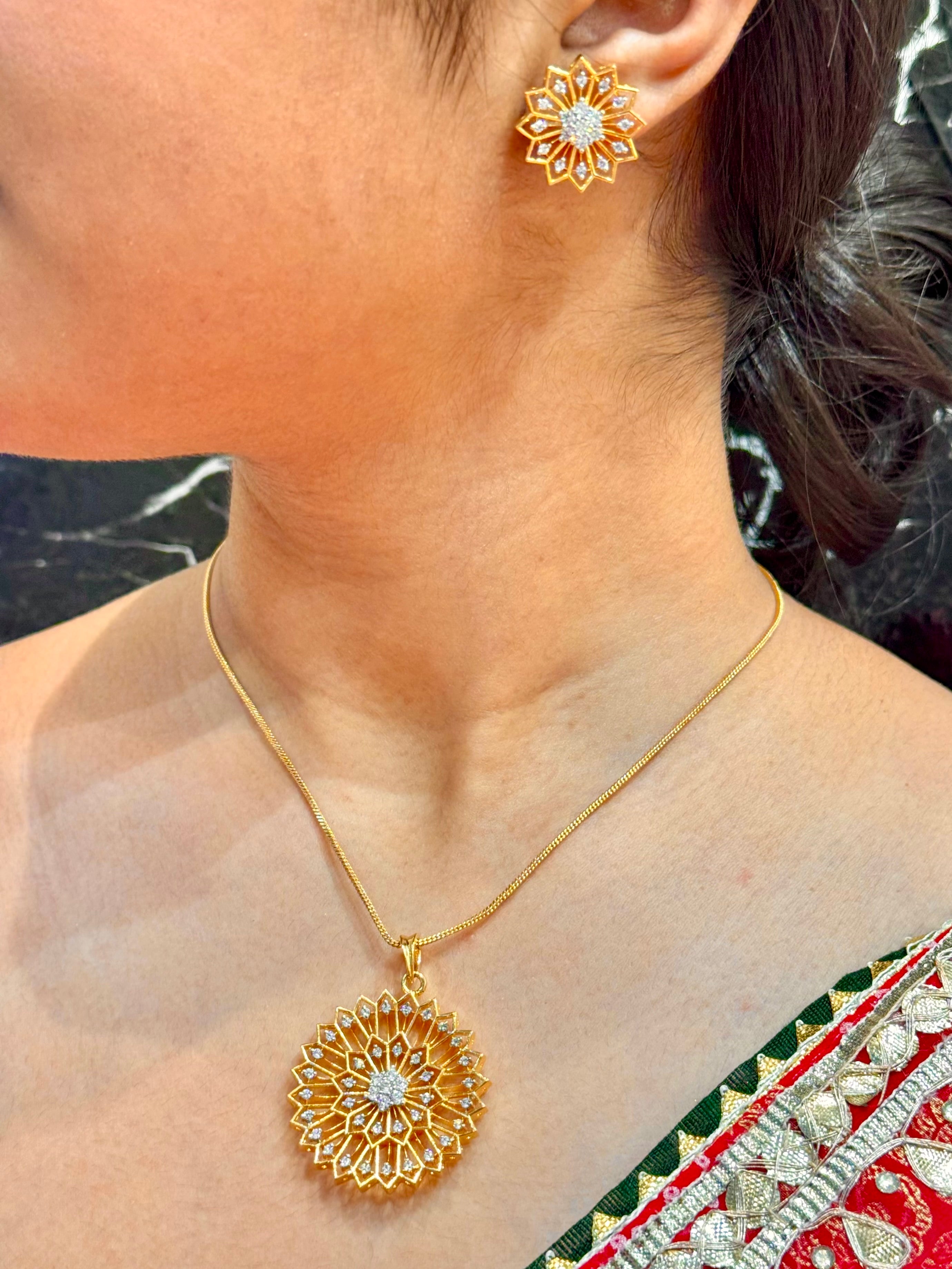 SAVYA PENDANT