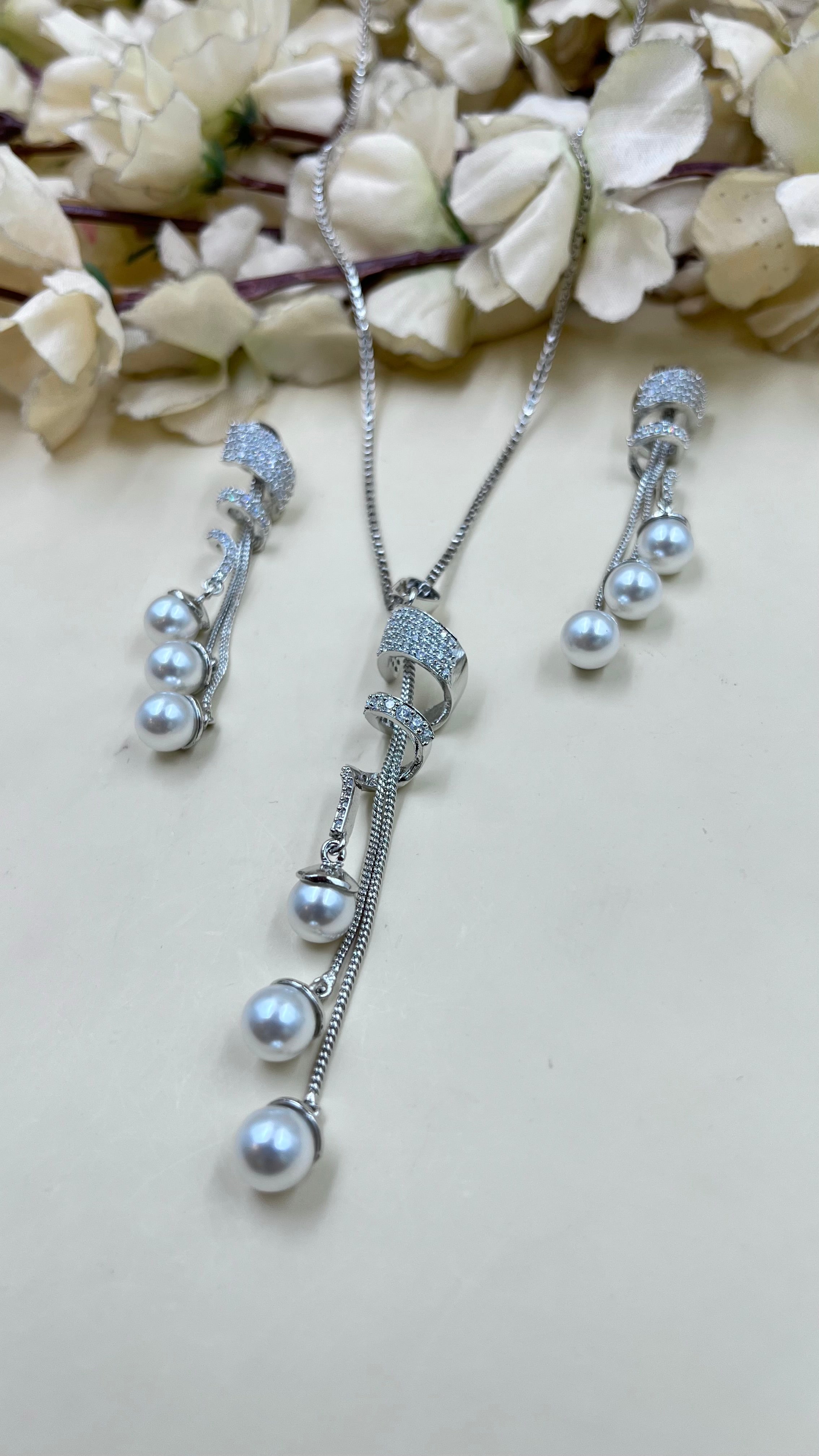 VEDIKA PENDANT