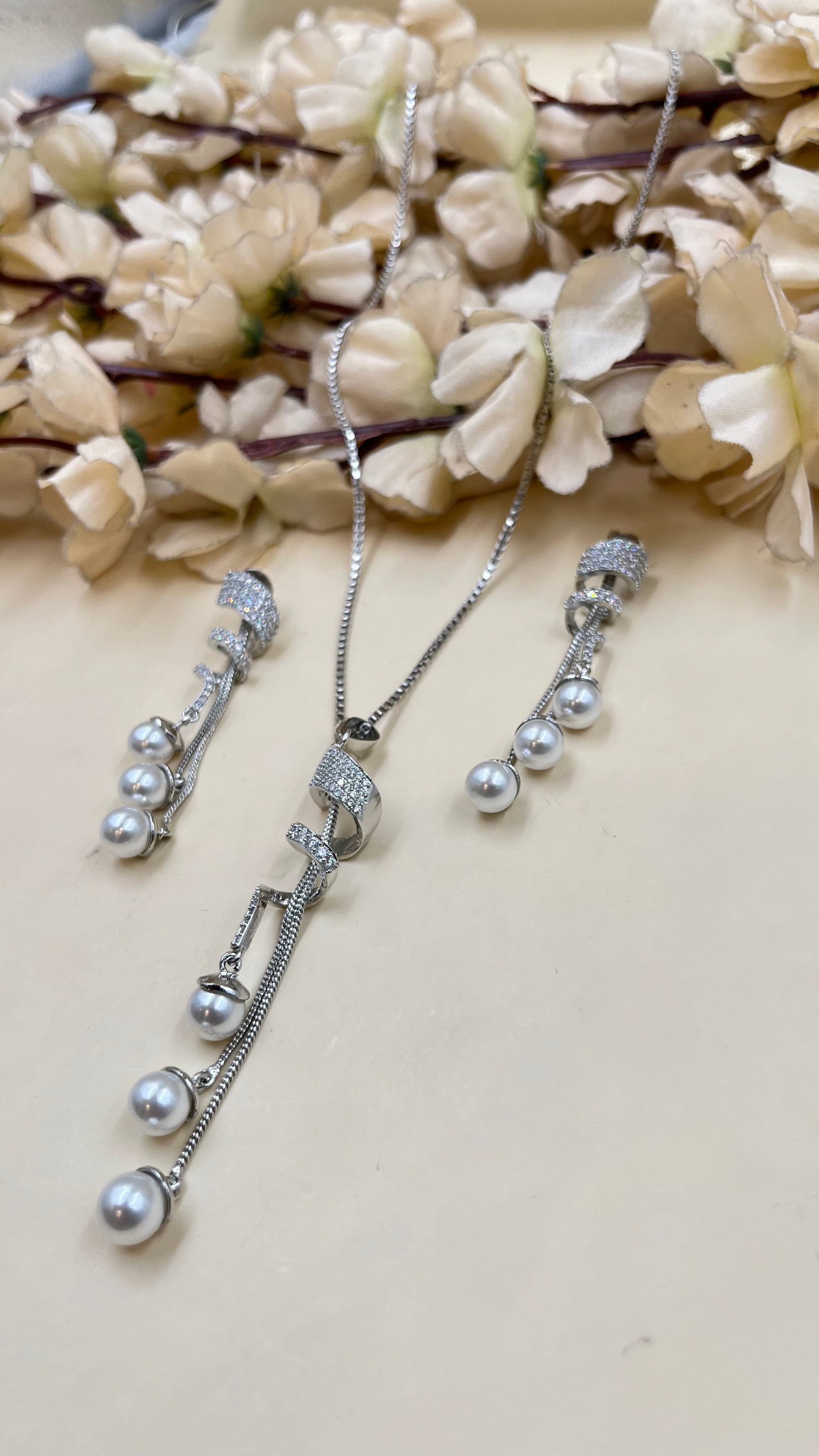 VEDIKA PENDANT