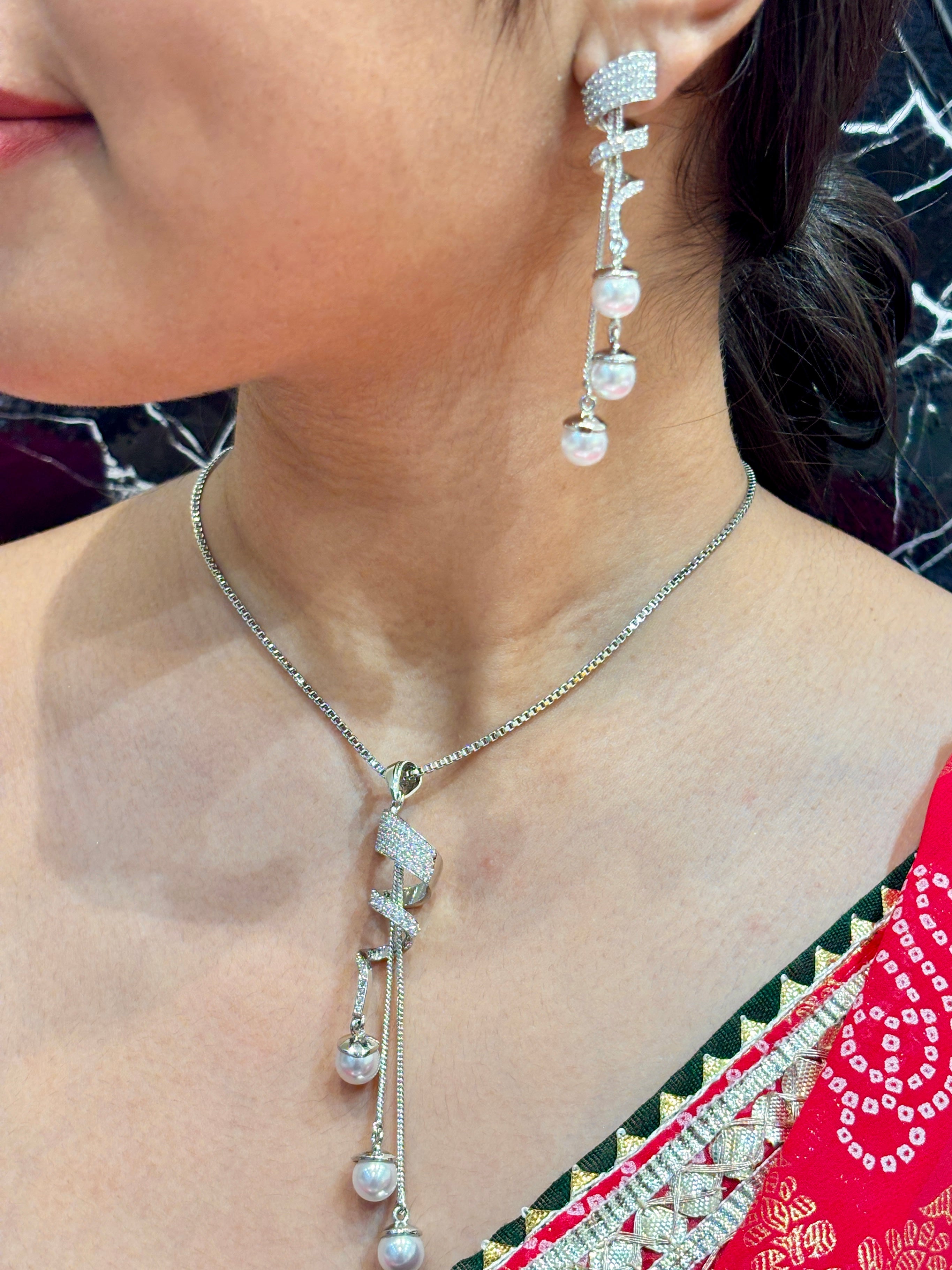 VEDIKA PENDANT