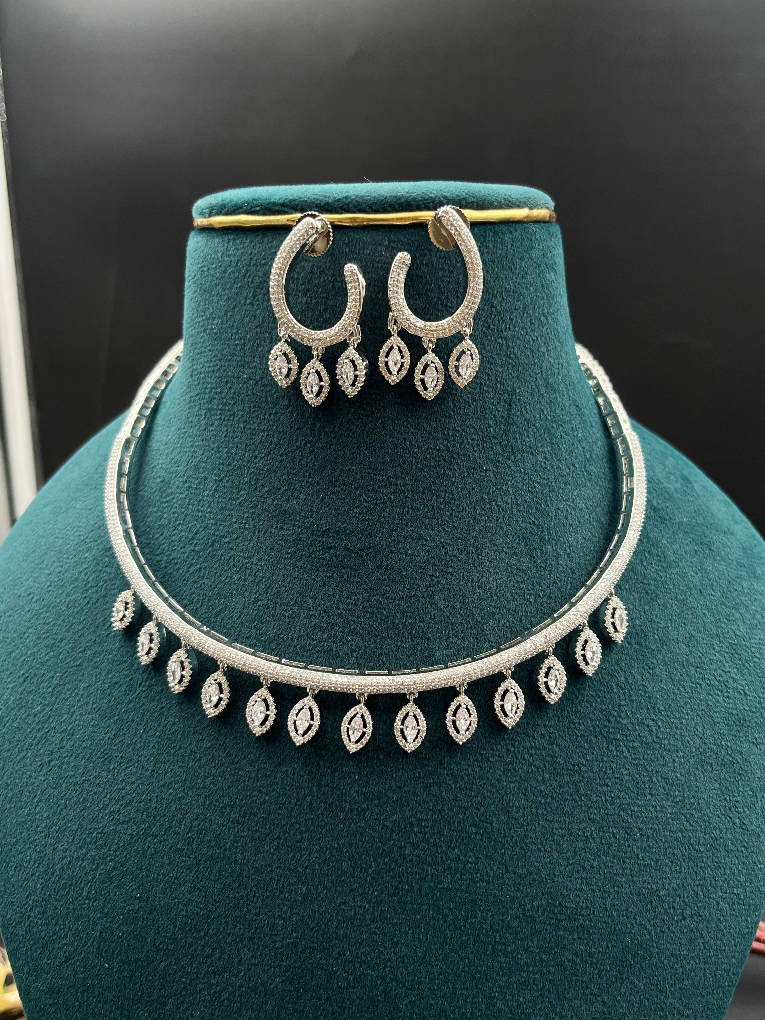 SELU NECKLACE