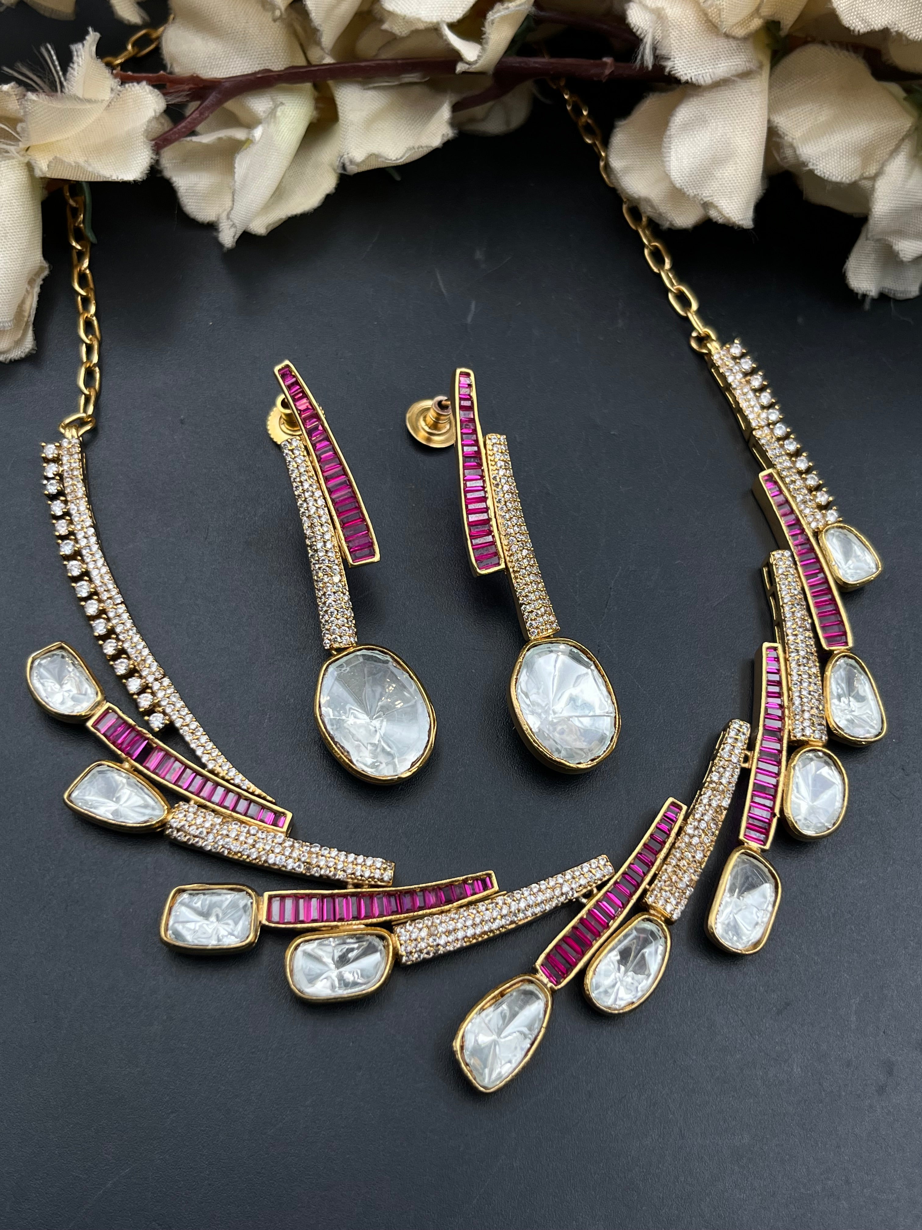 UAMA NECKLACE