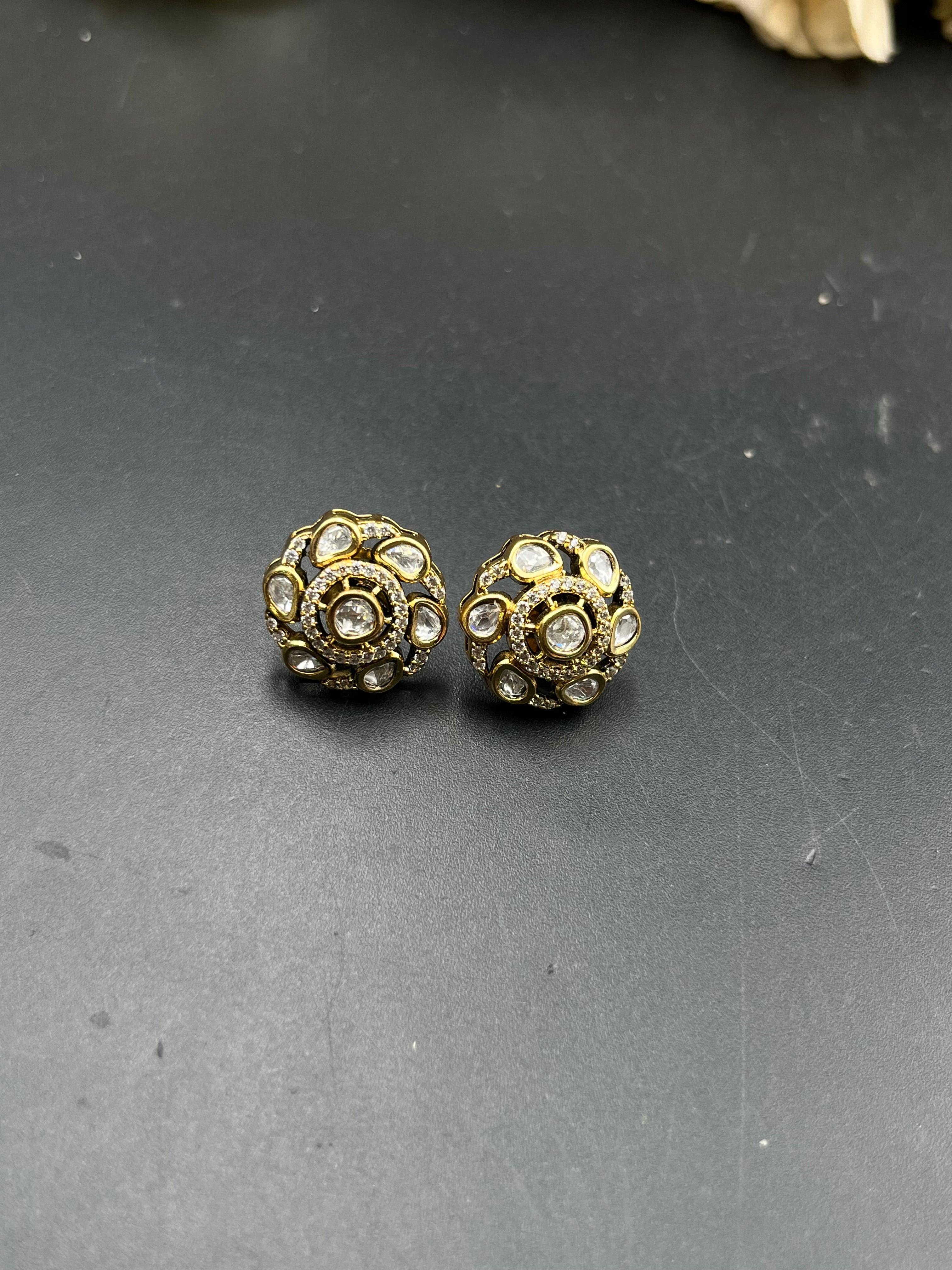 RIYA EARRING
