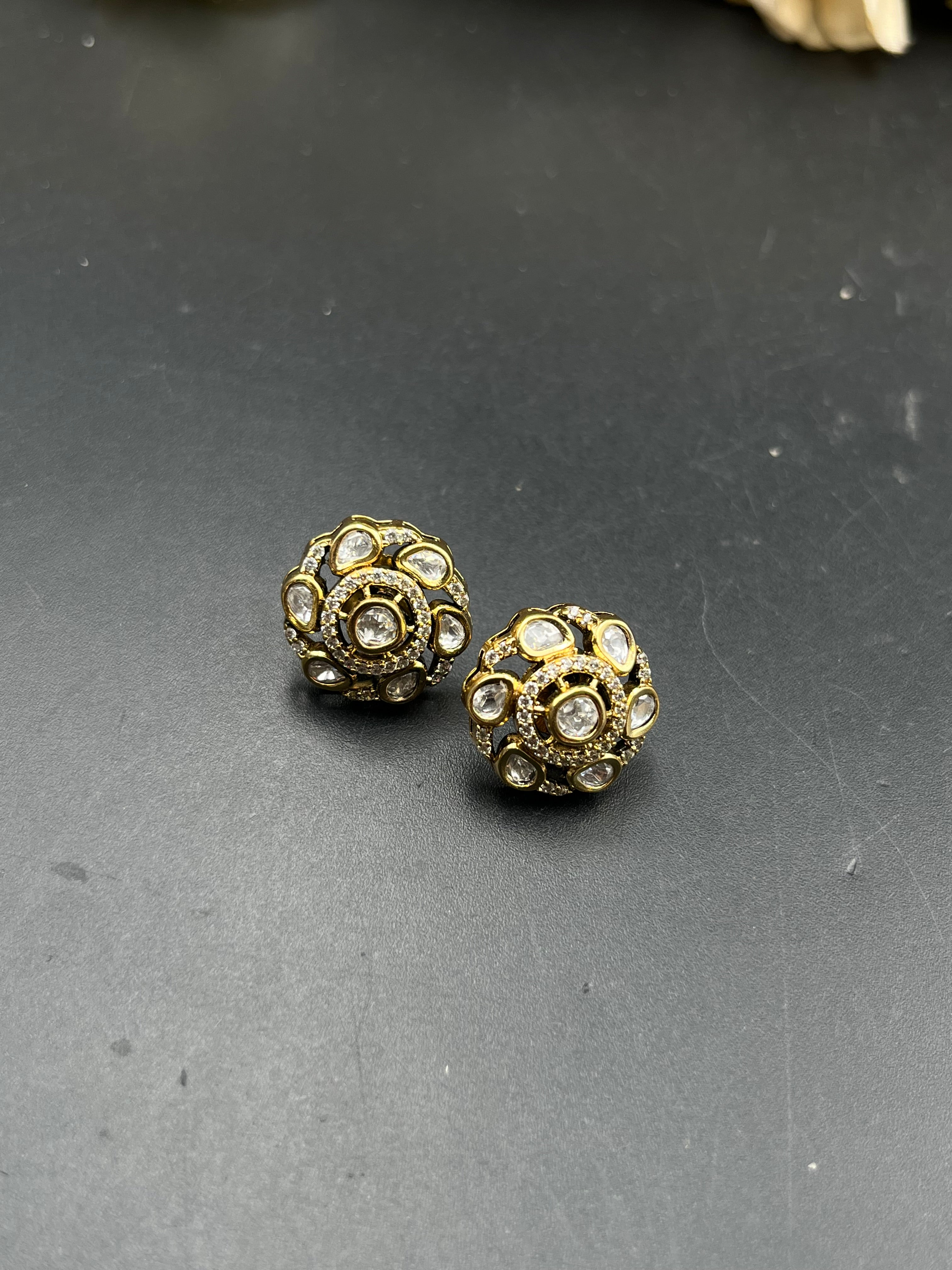 RIYA EARRING