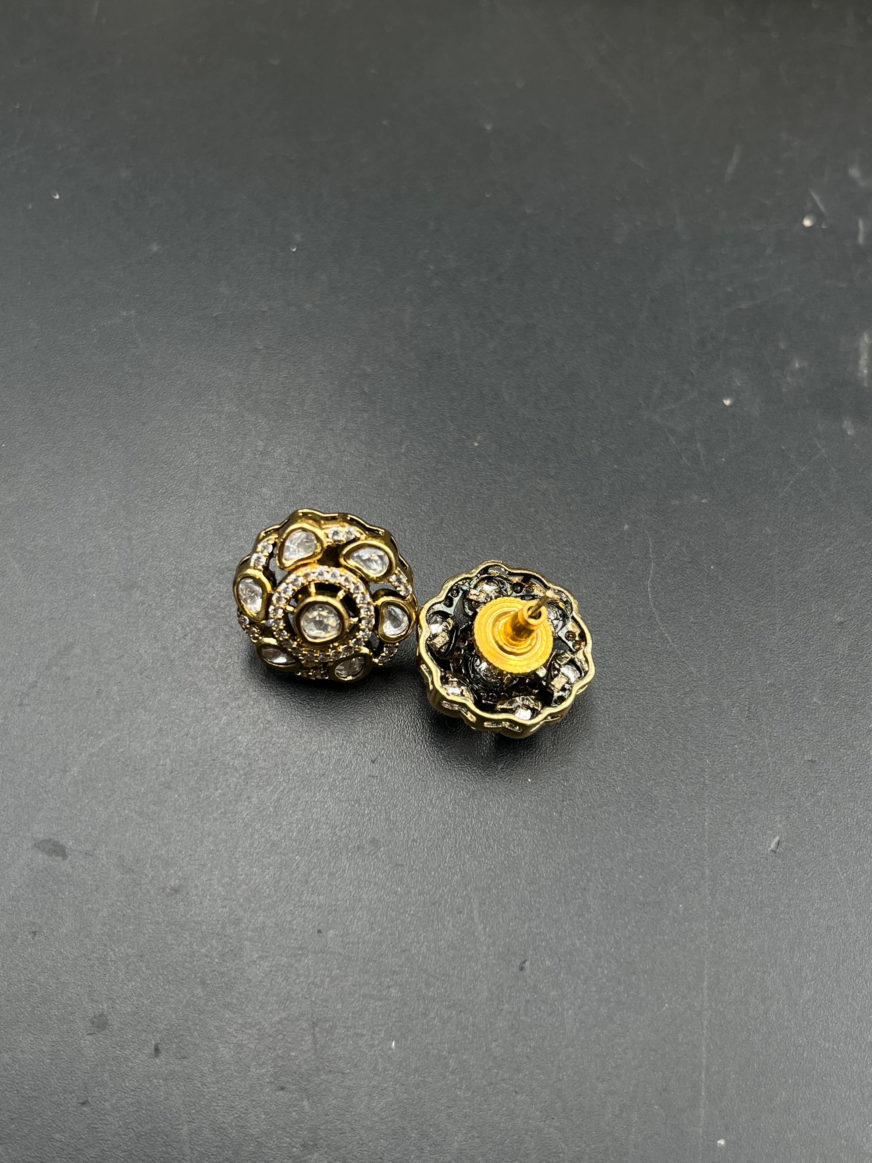 RIYA EARRING