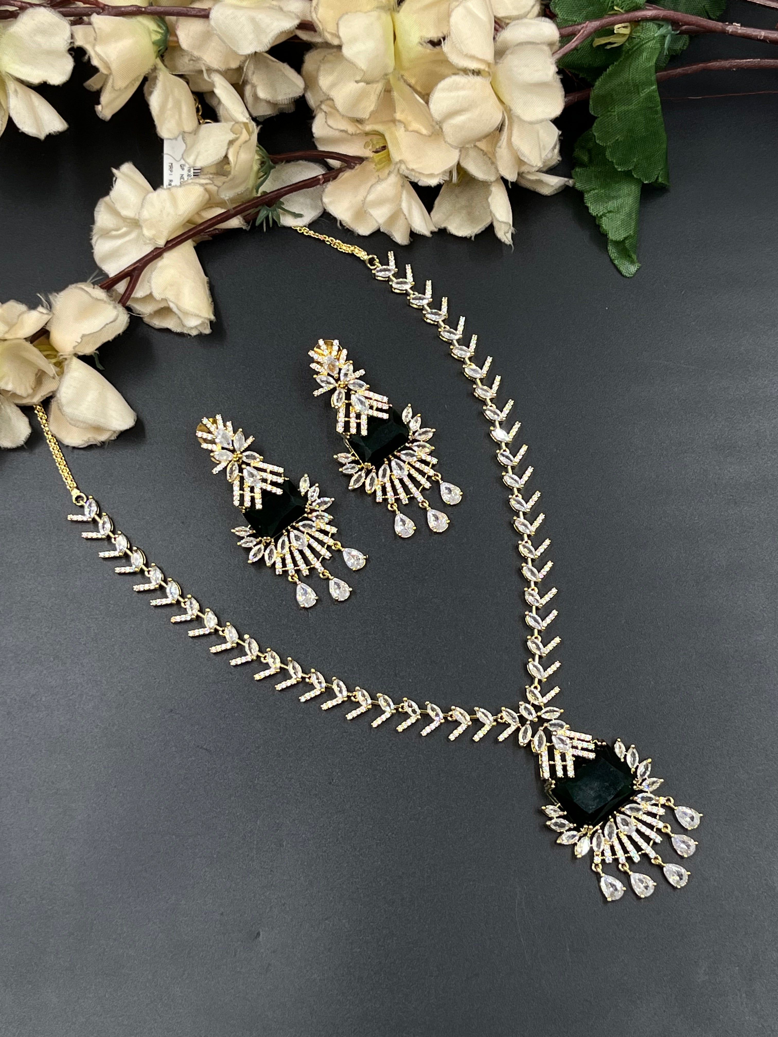 AVNI NECKLACE