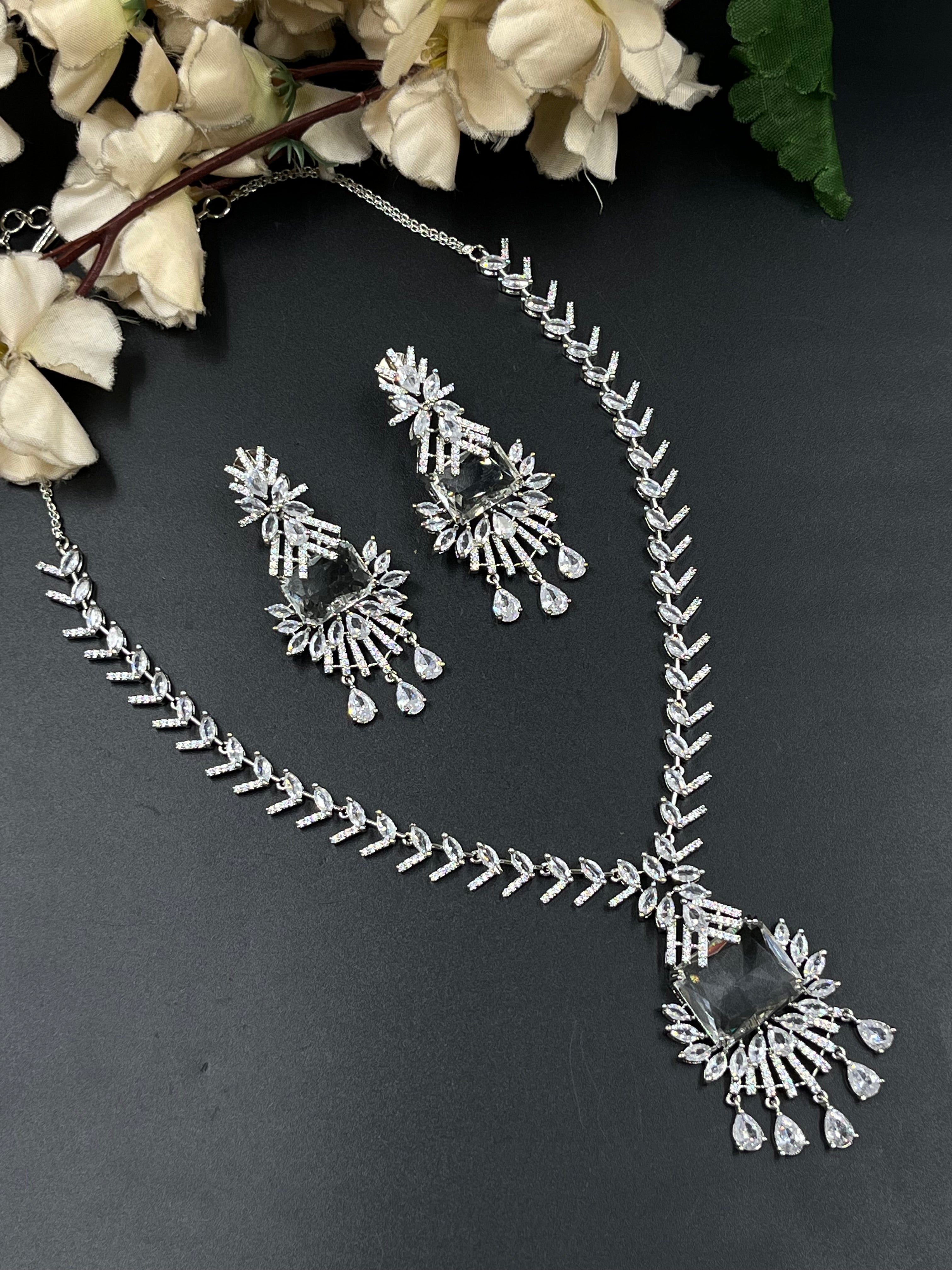 AVNI NECKLACE