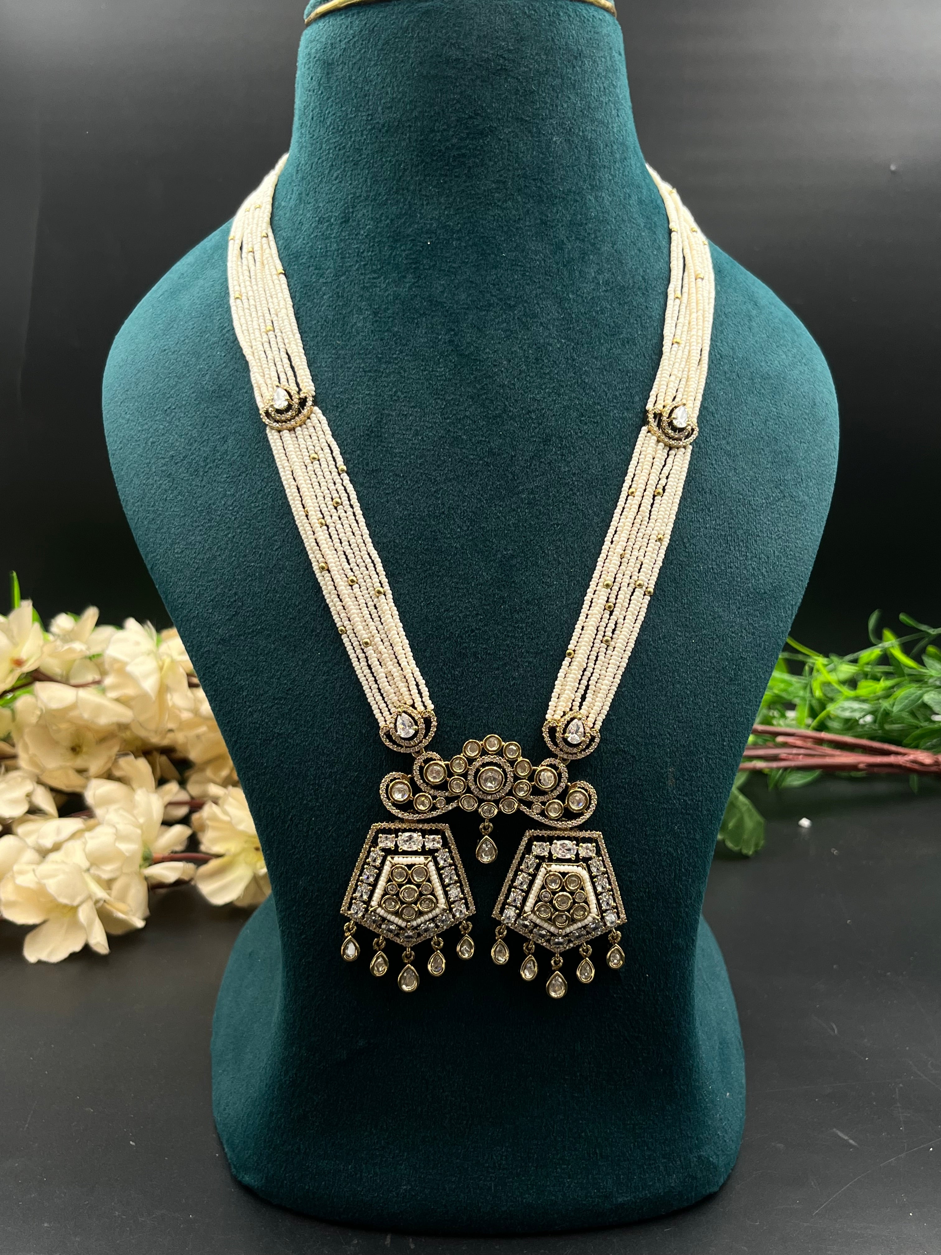 SARAS NECKLACE