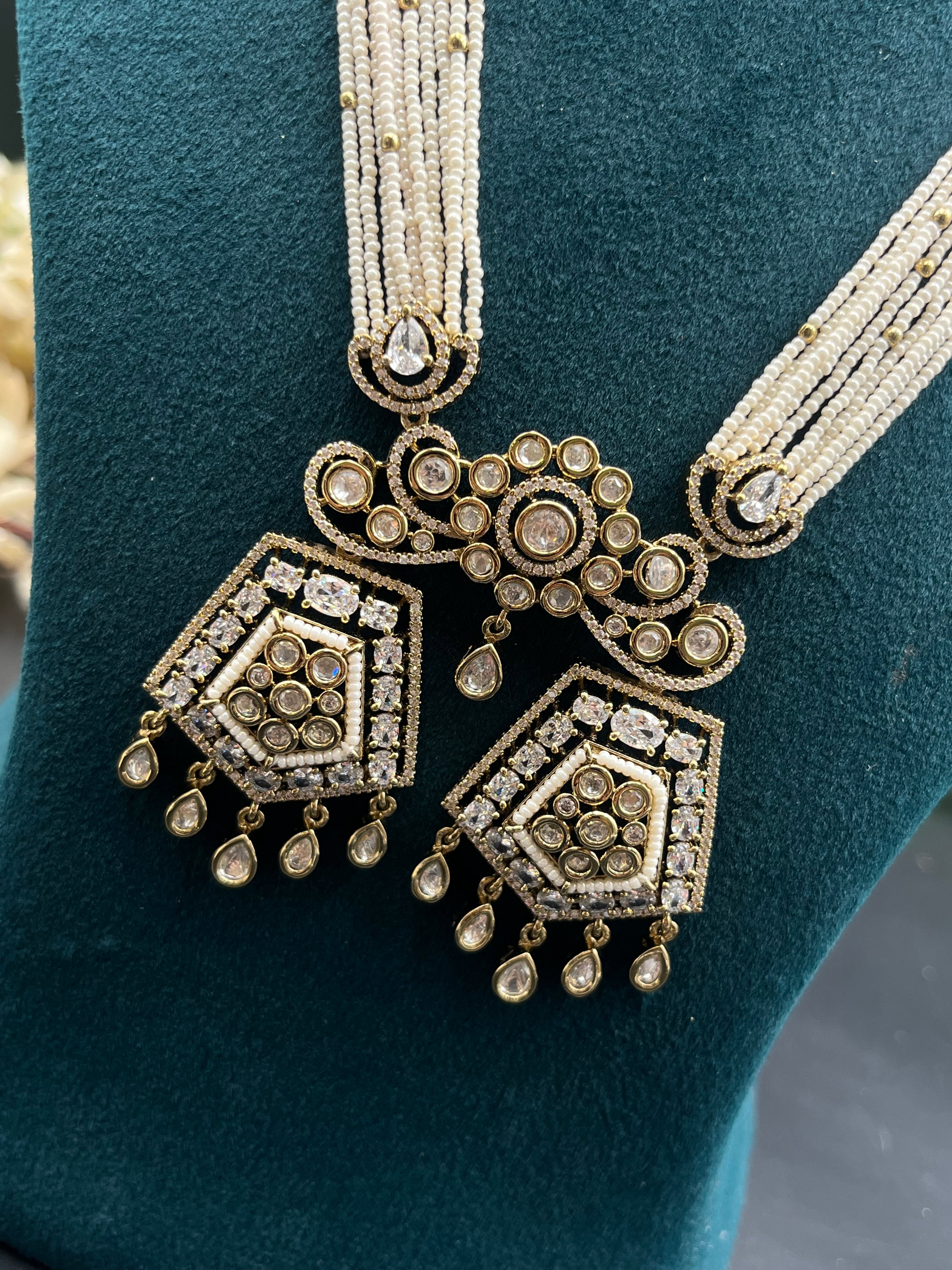 SARAS NECKLACE