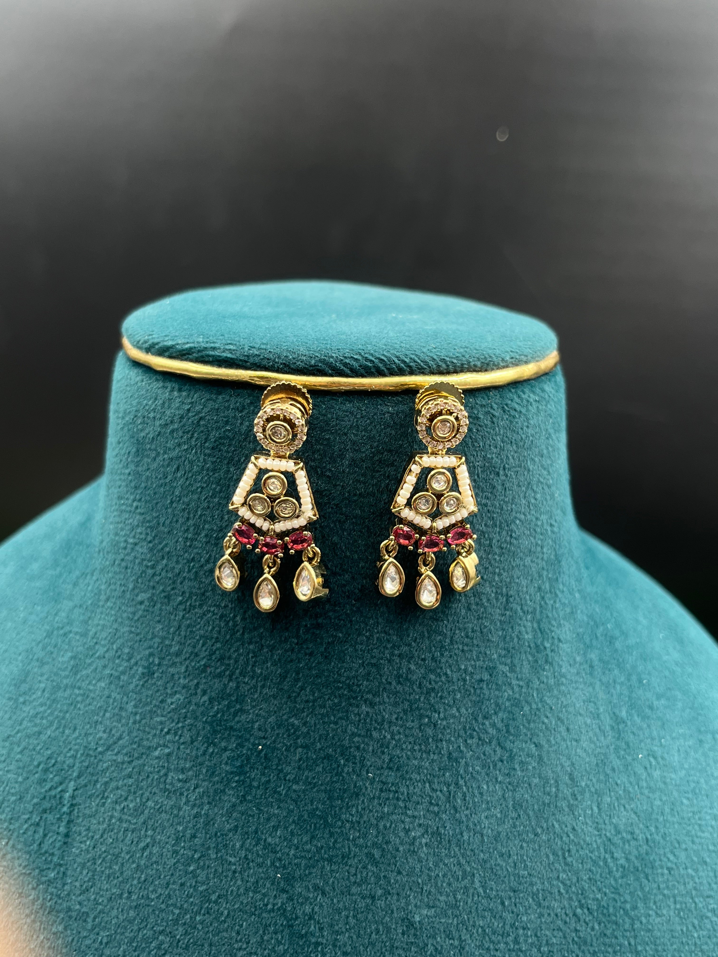 SARAS NECKLACE