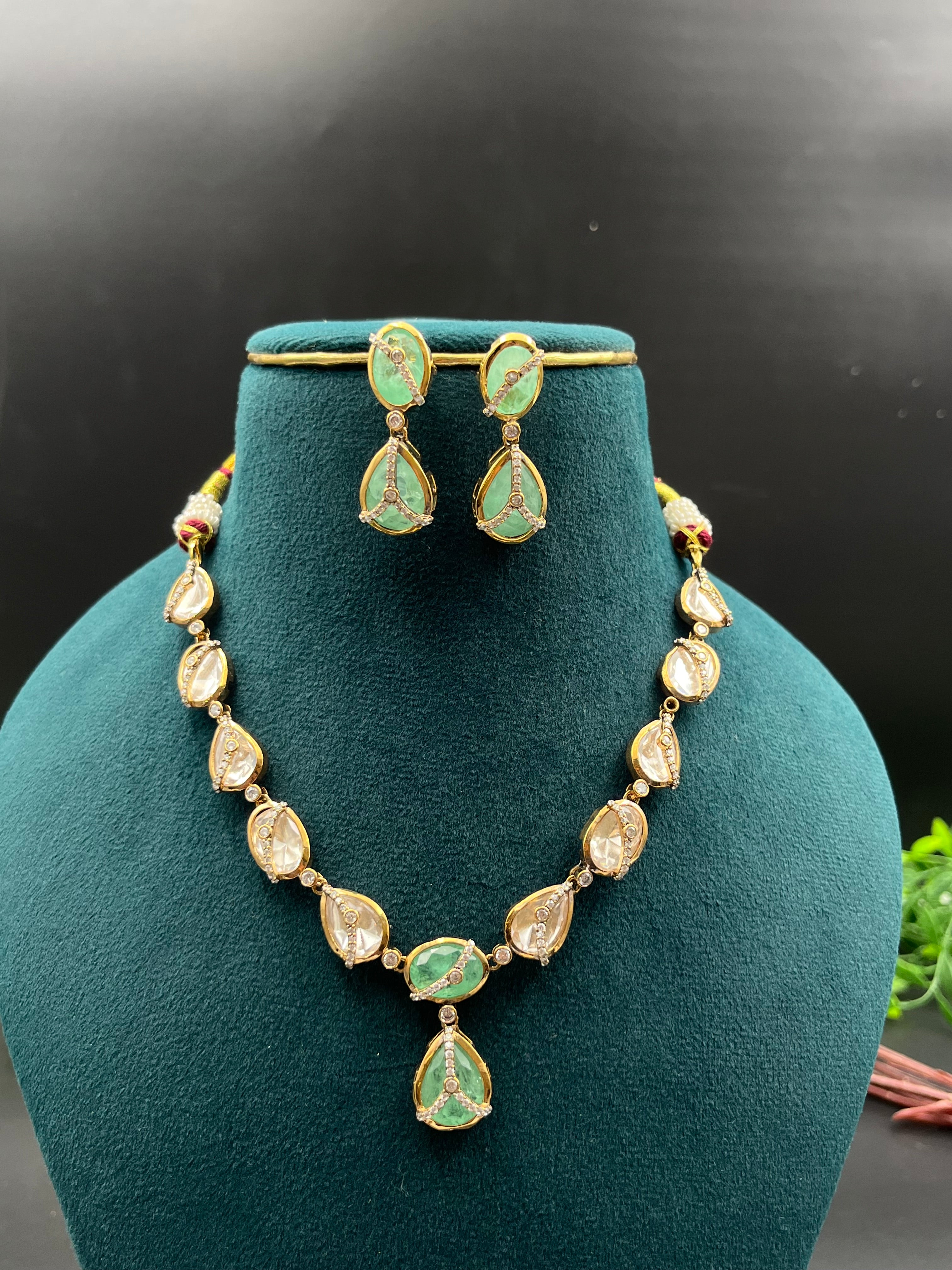 VESNAVI NECKLACE