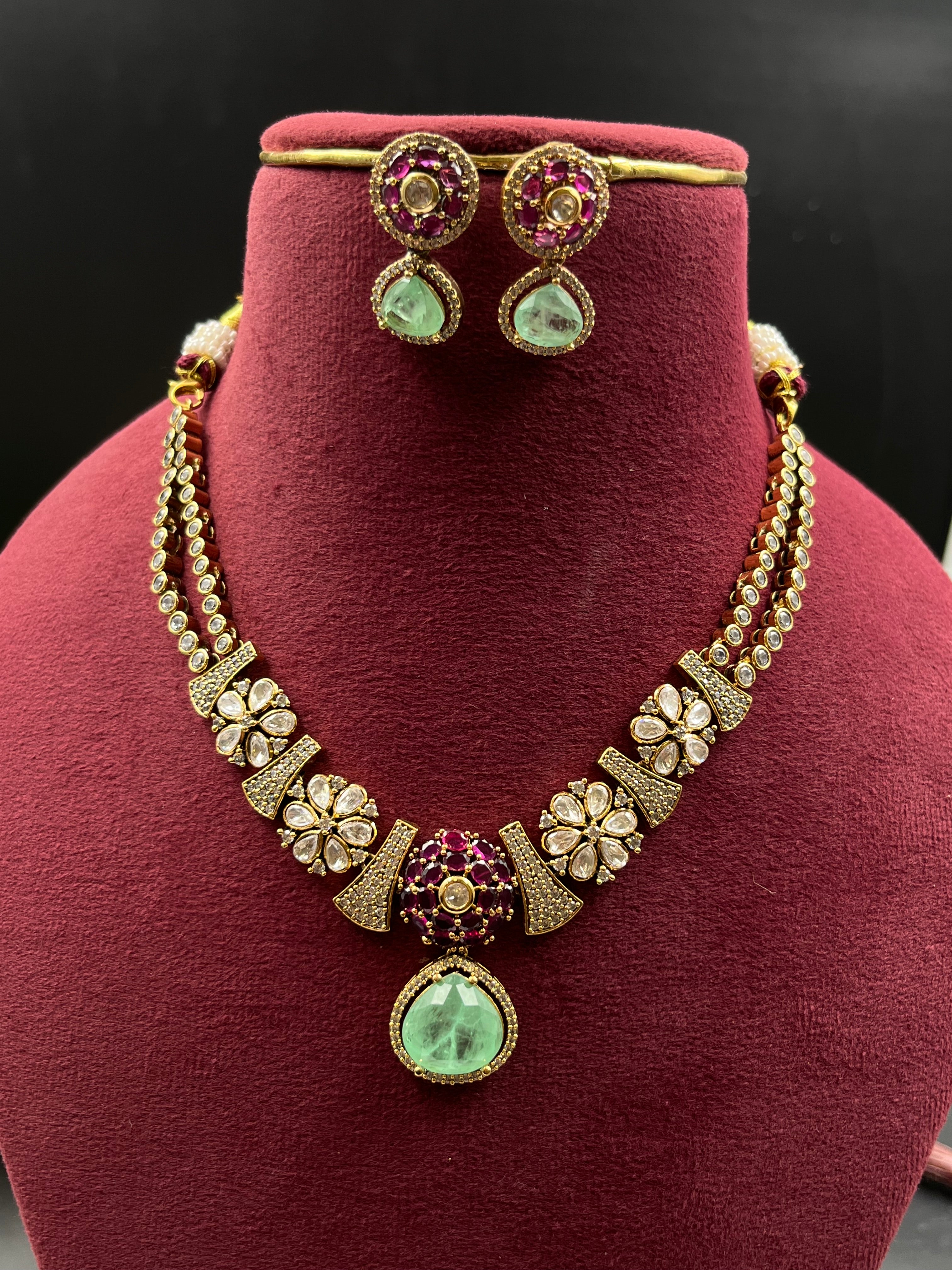 JUHI NECKLACE