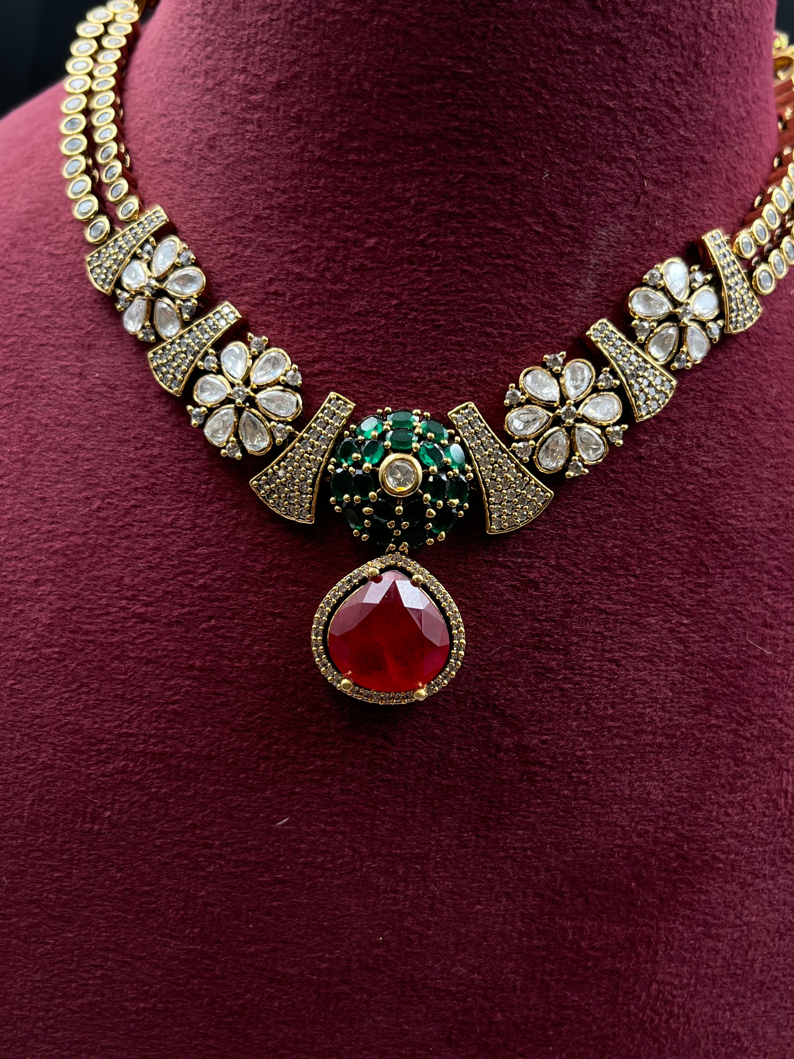 JUHI NECKLACE