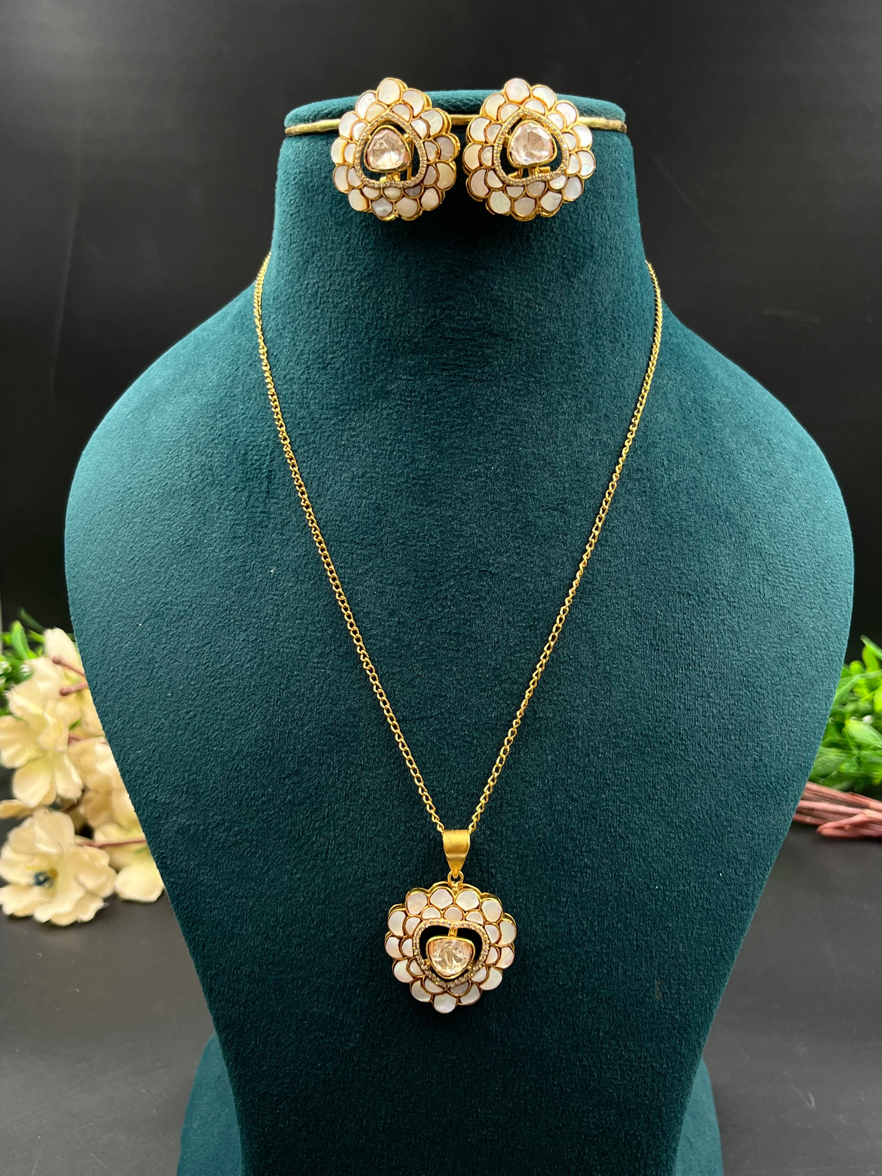 MUSKAN PENDANT