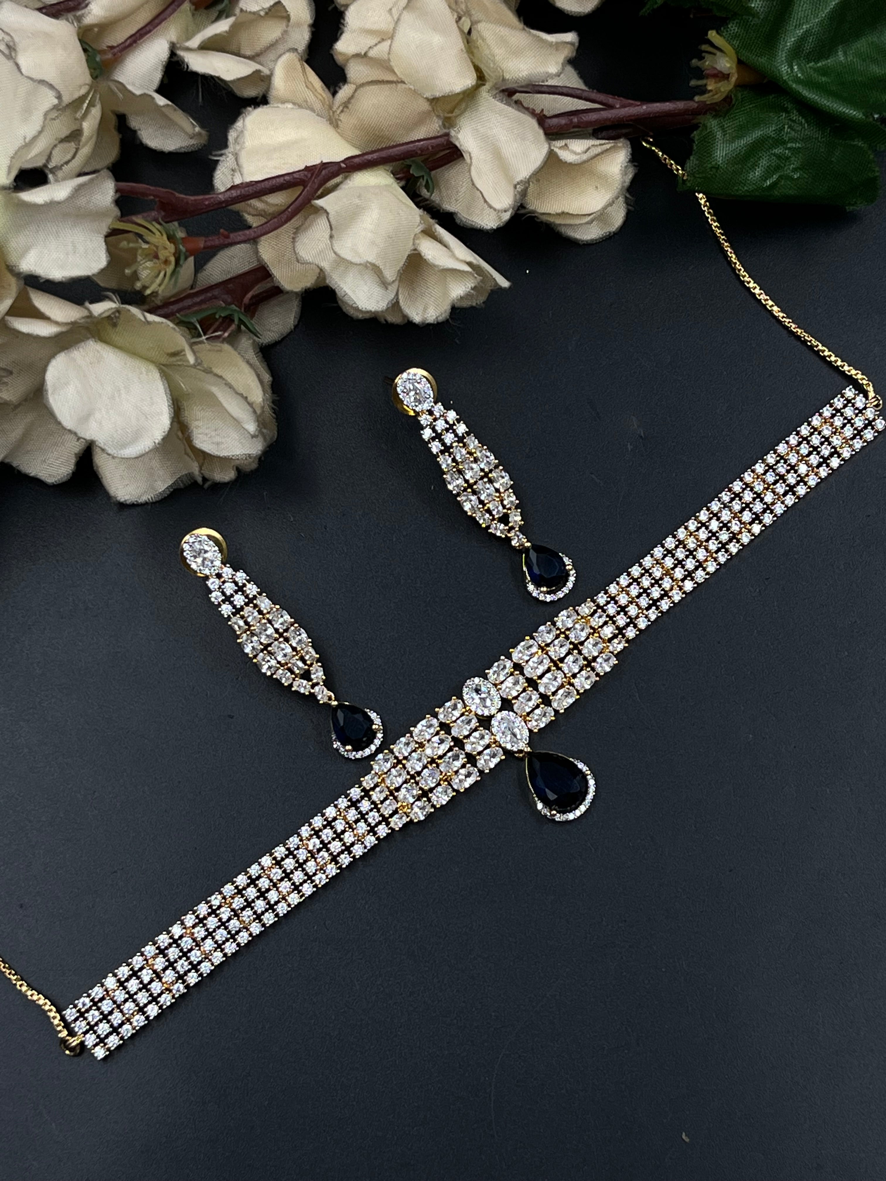LIO NECKLACE