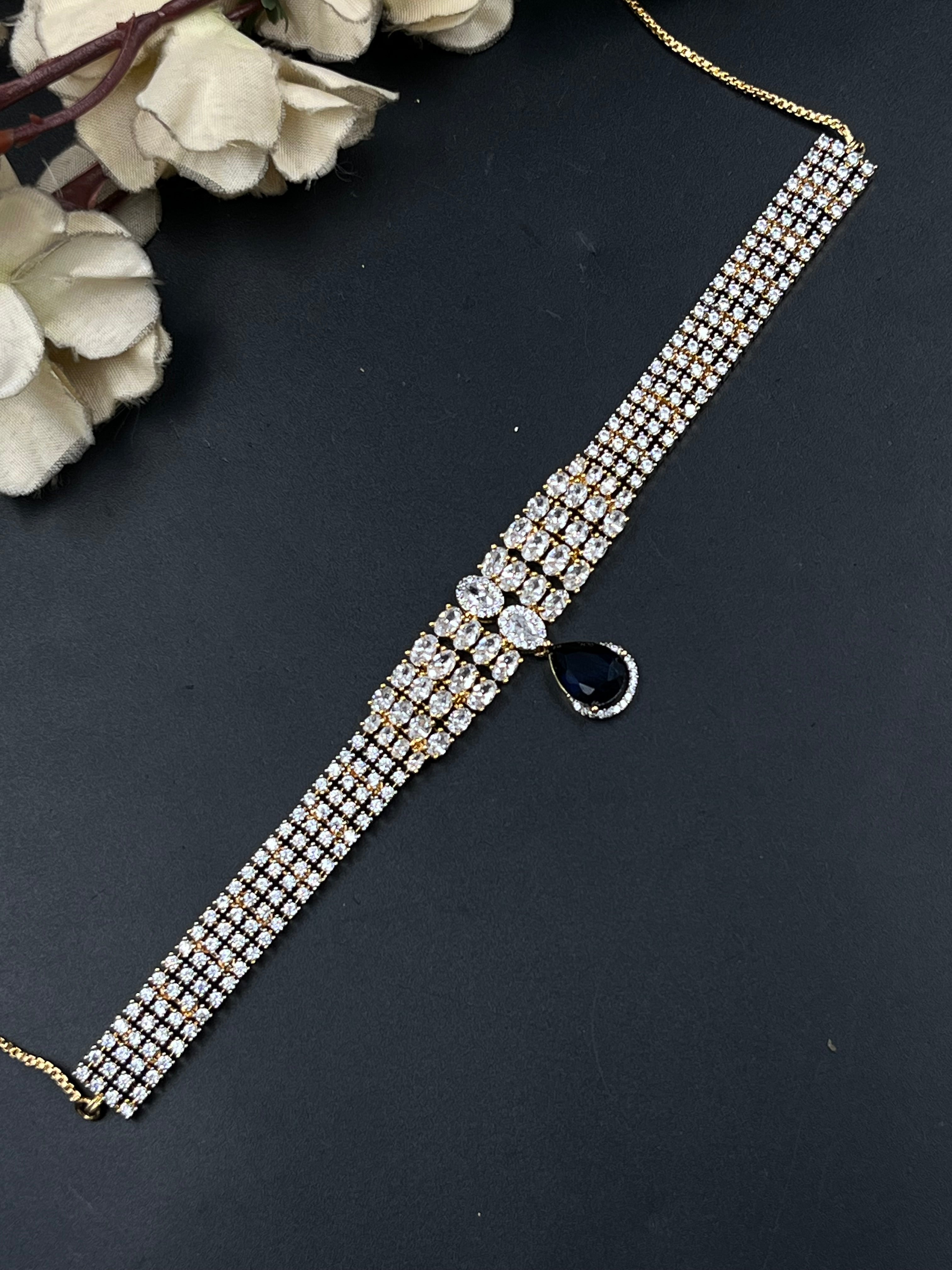 LIO NECKLACE
