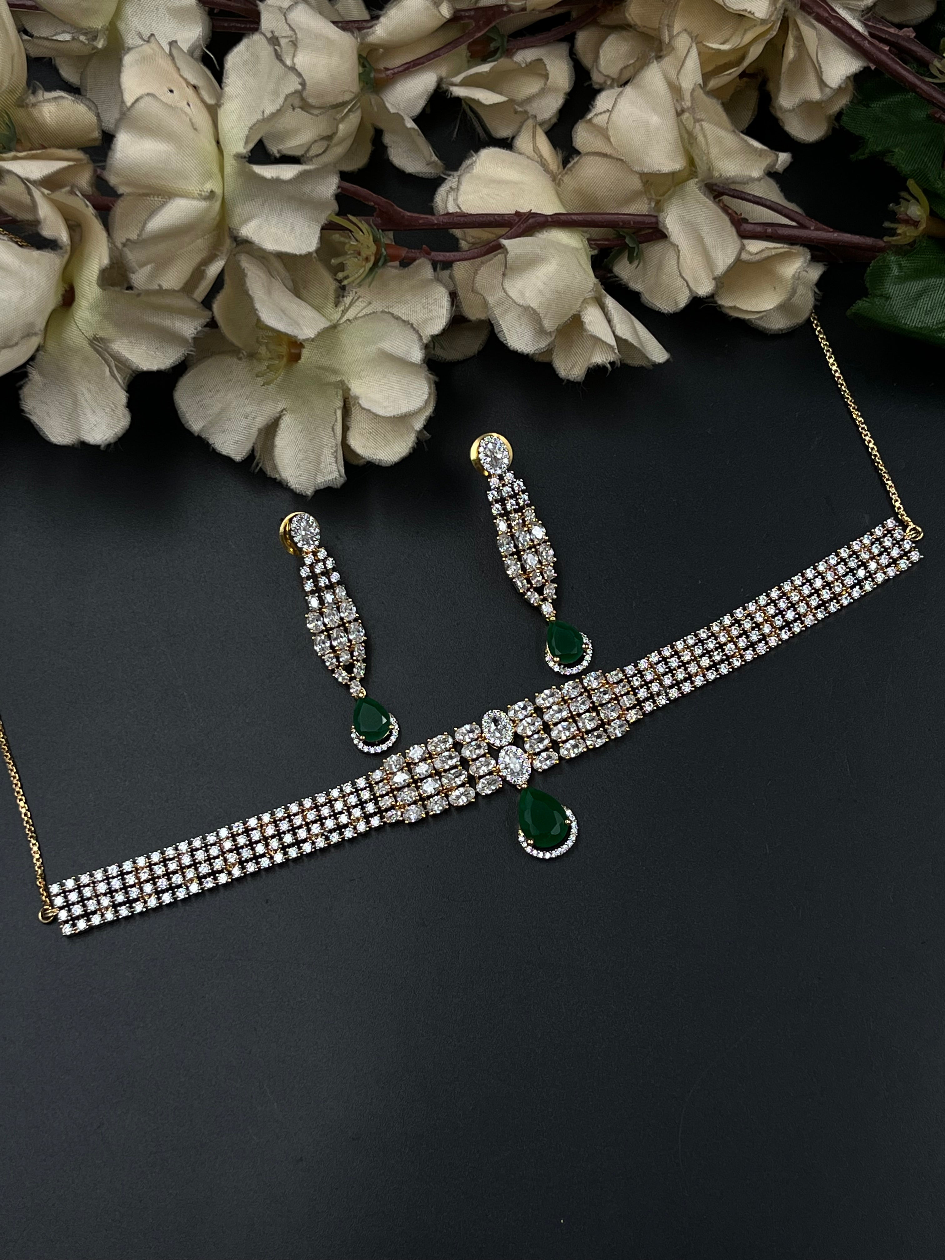 LIO NECKLACE