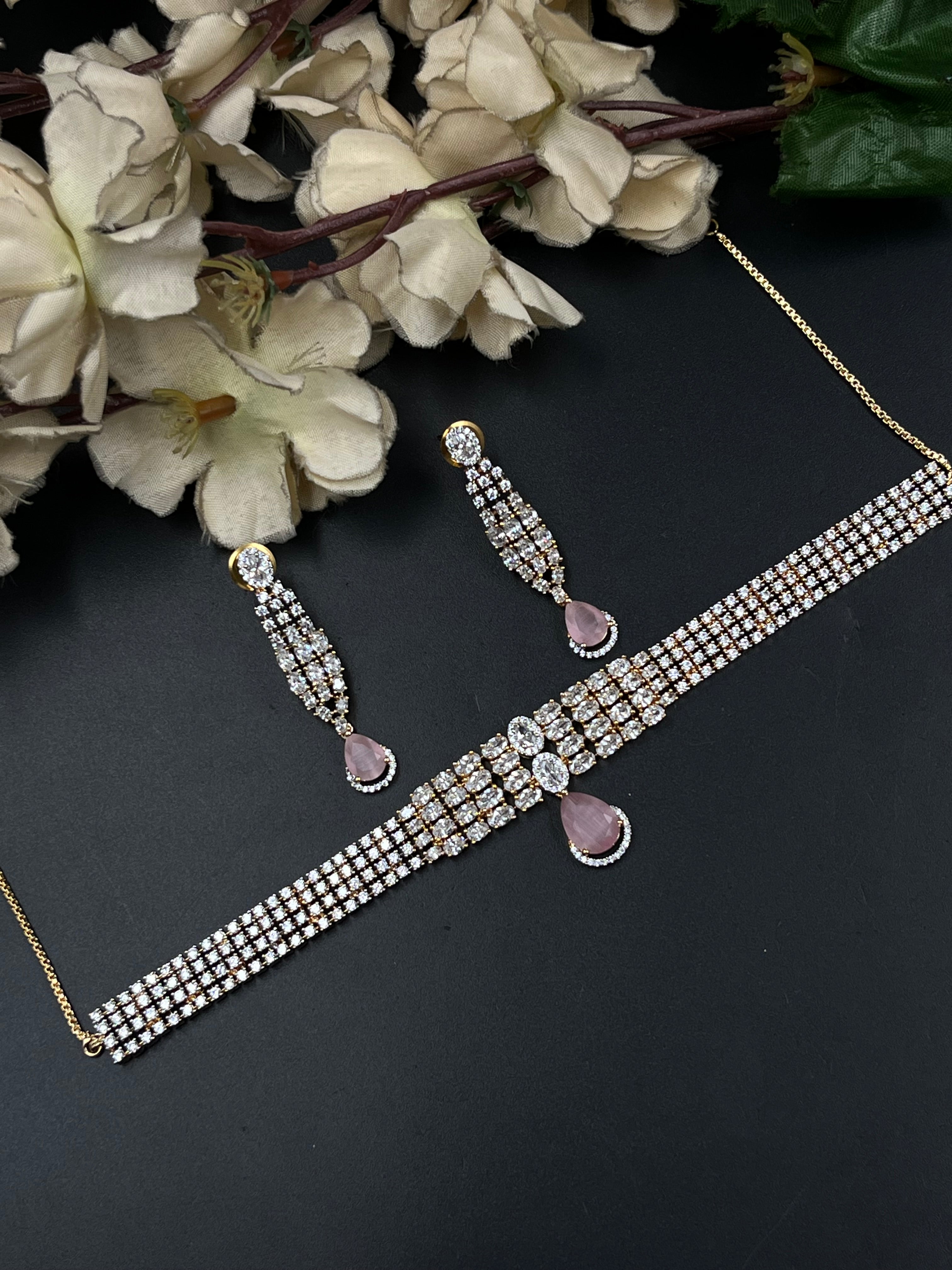 LIO NECKLACE