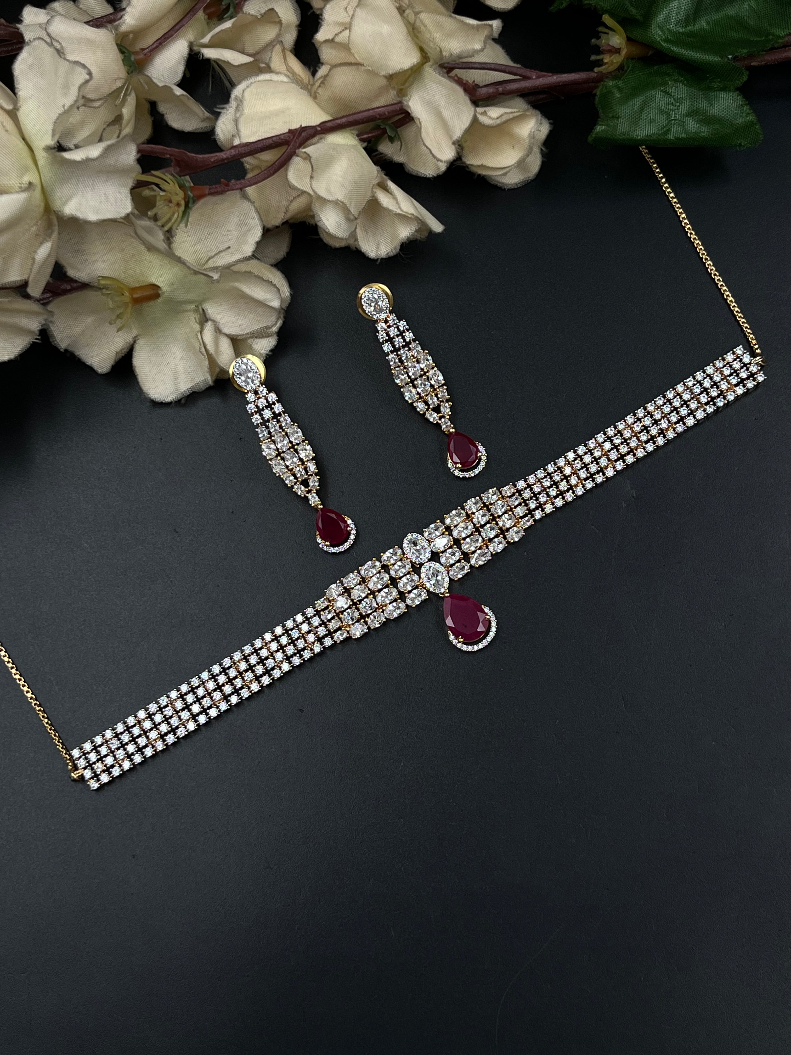 LIO NECKLACE
