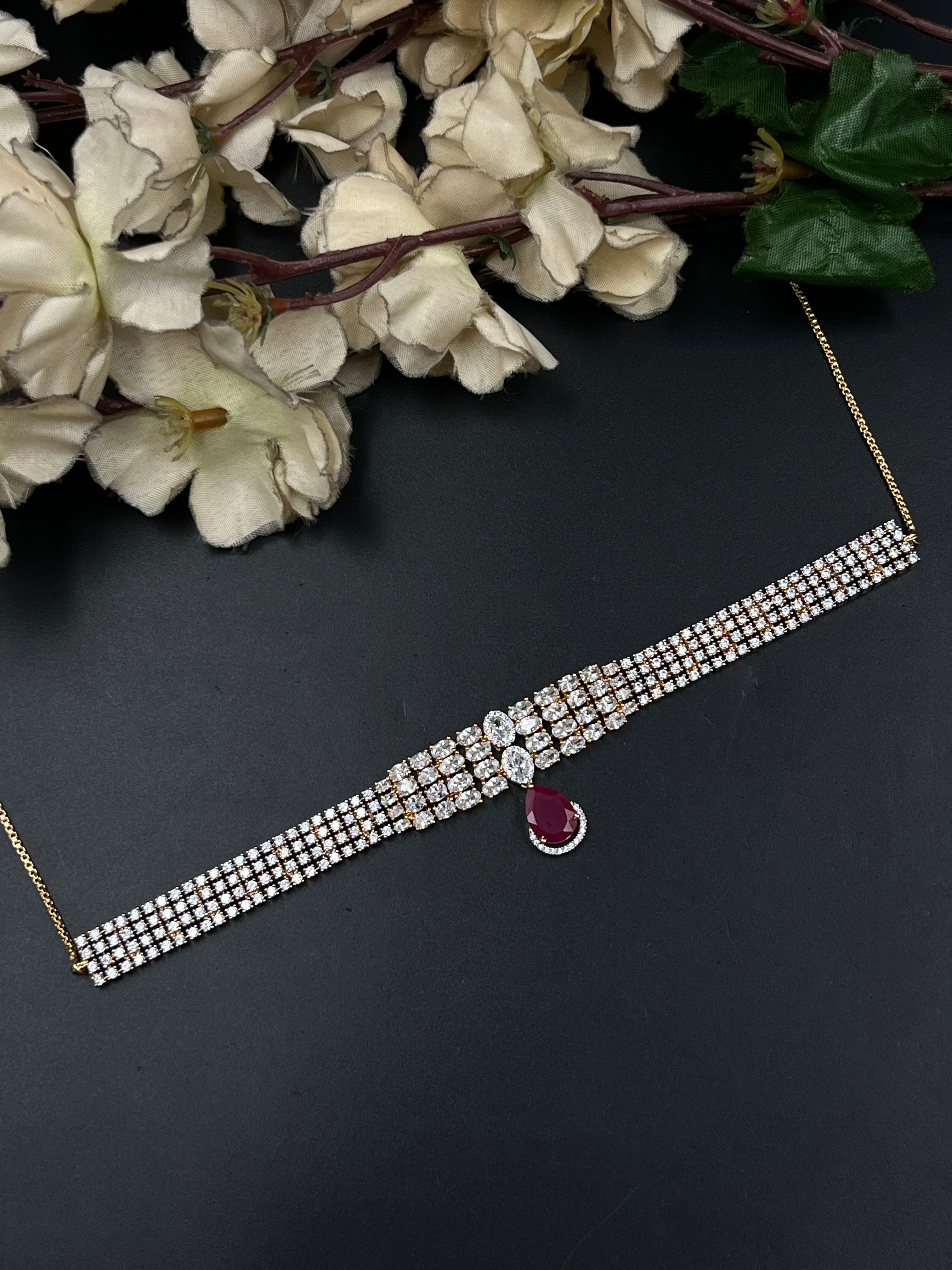 LIO NECKLACE