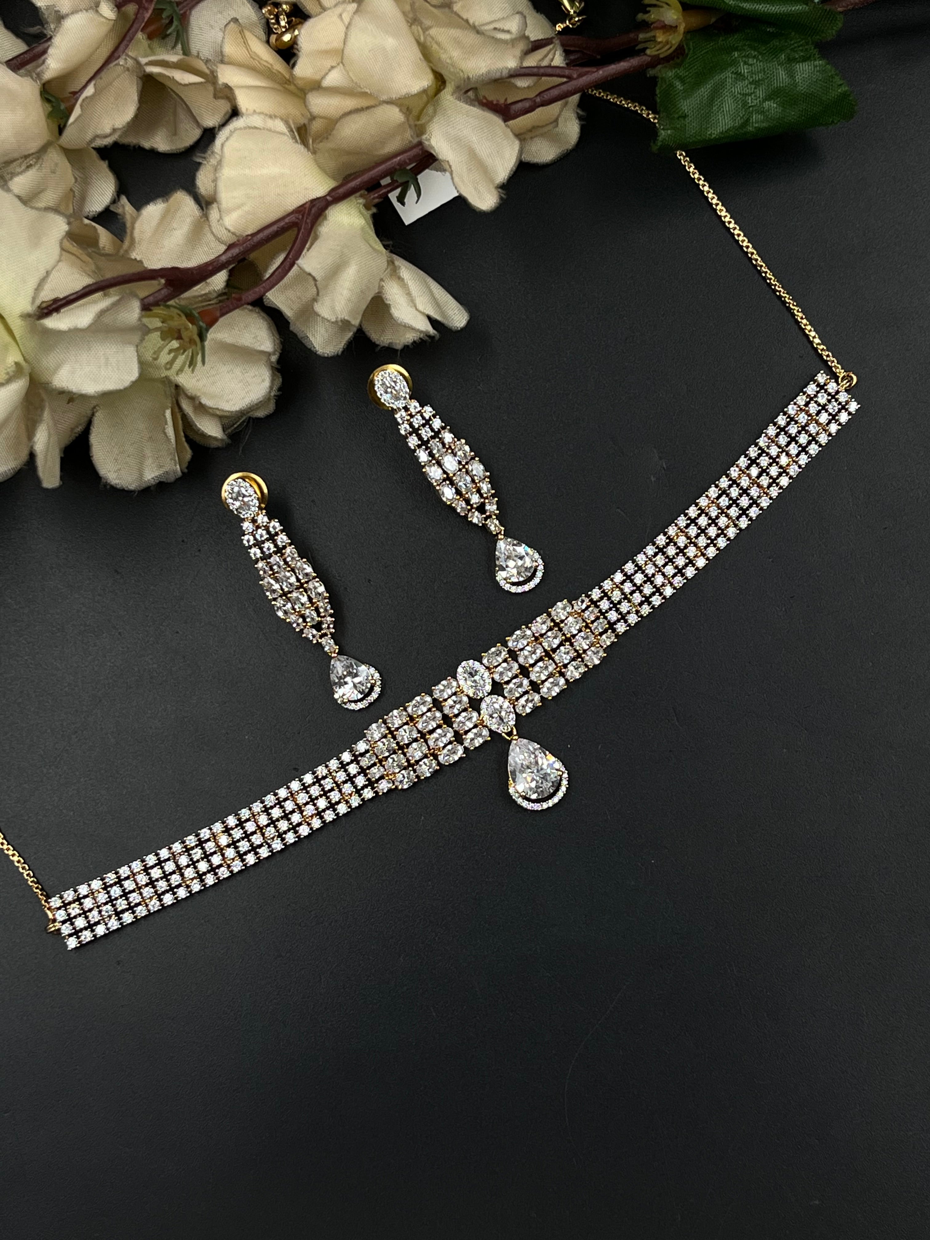 LIO NECKLACE