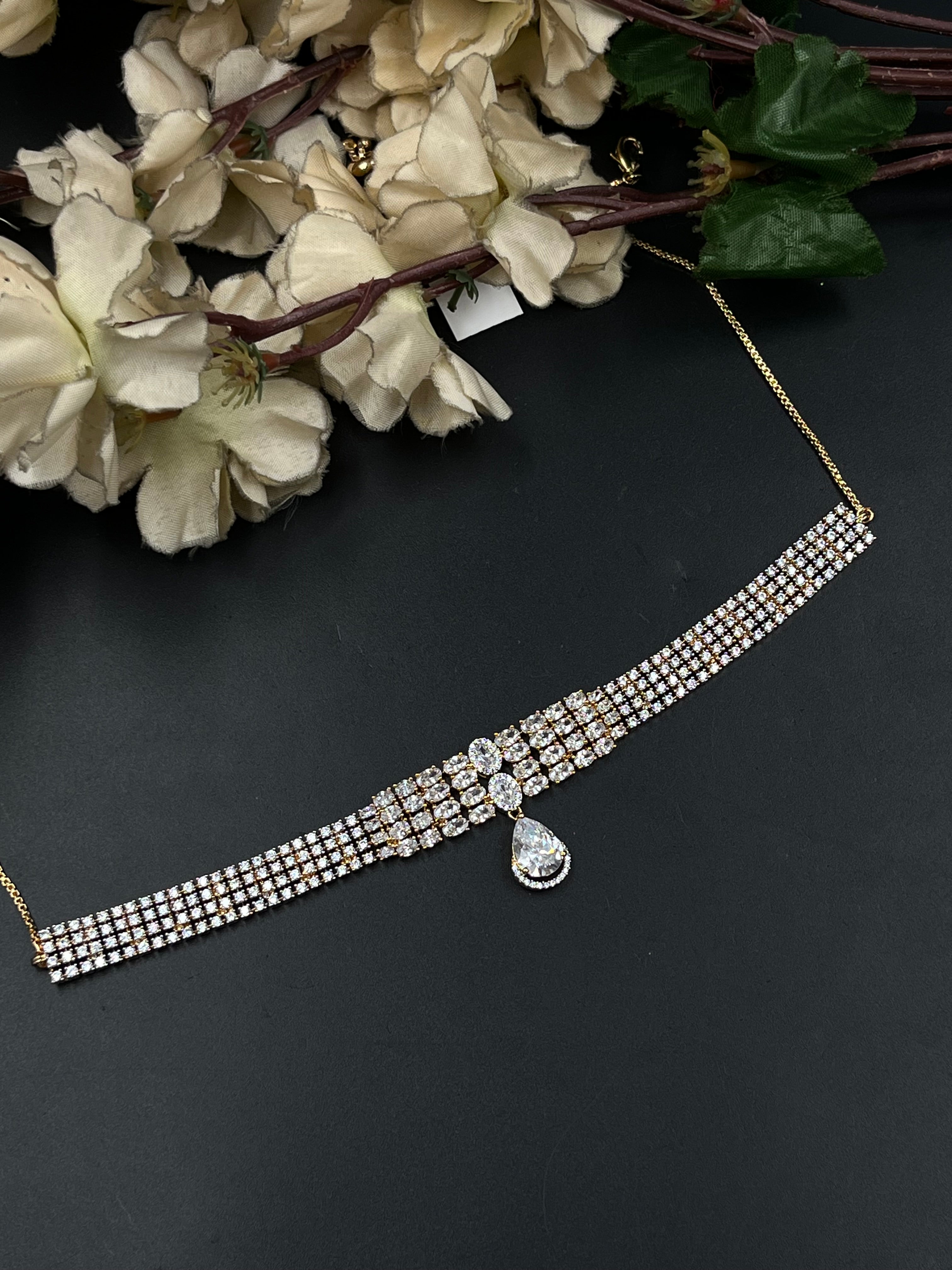 LIO NECKLACE
