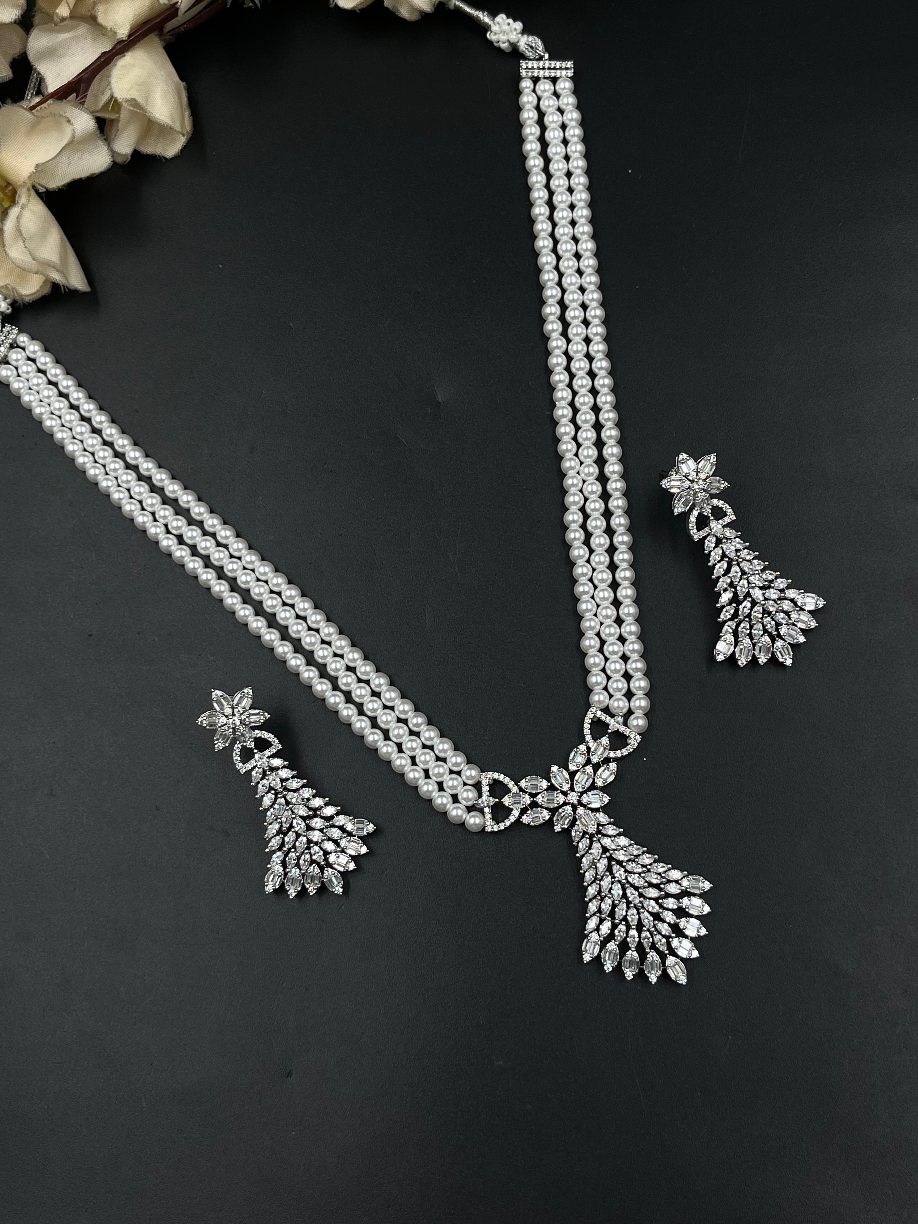 LIYAS NECKLACE