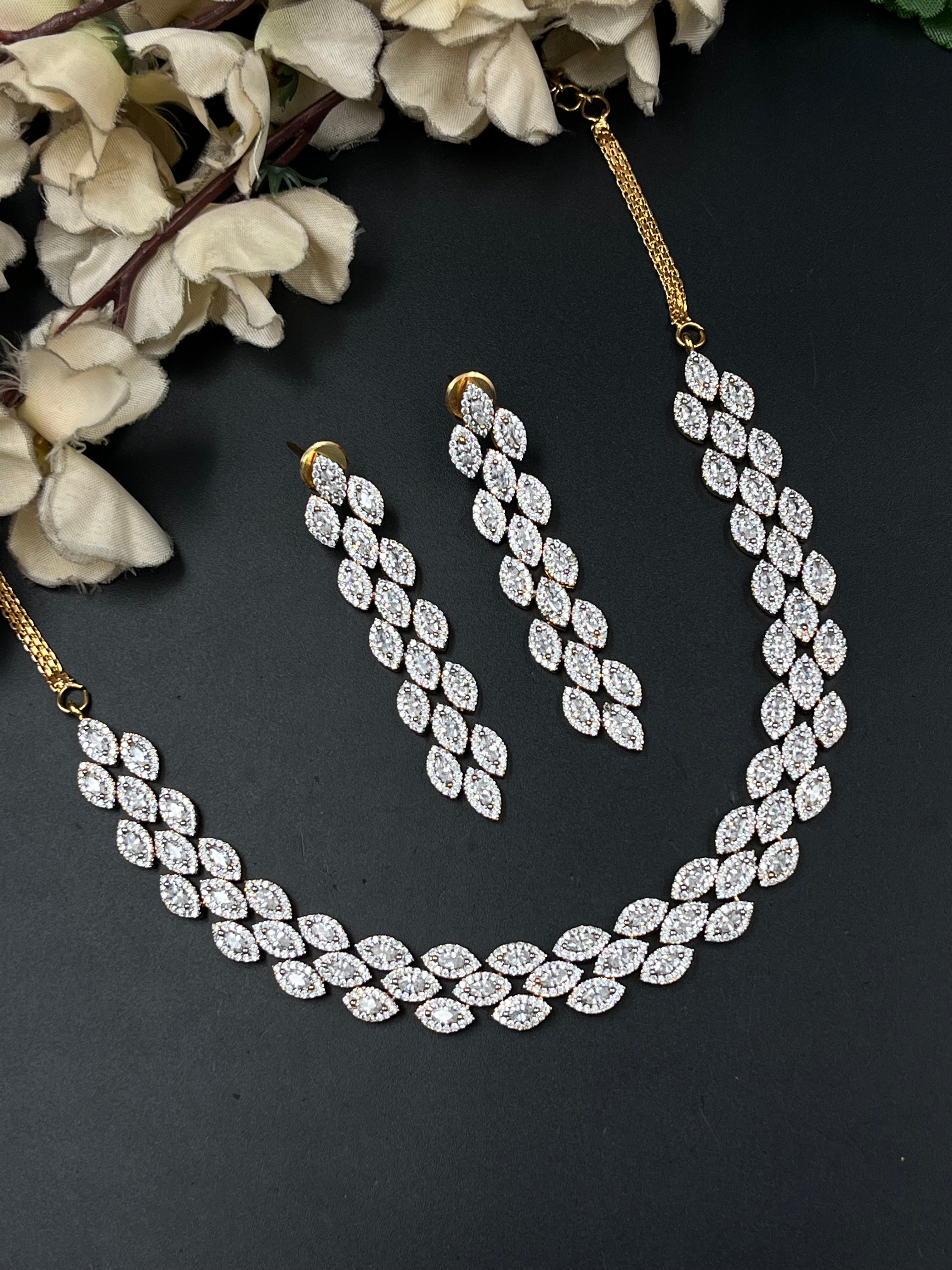 JADWA NECKLACE