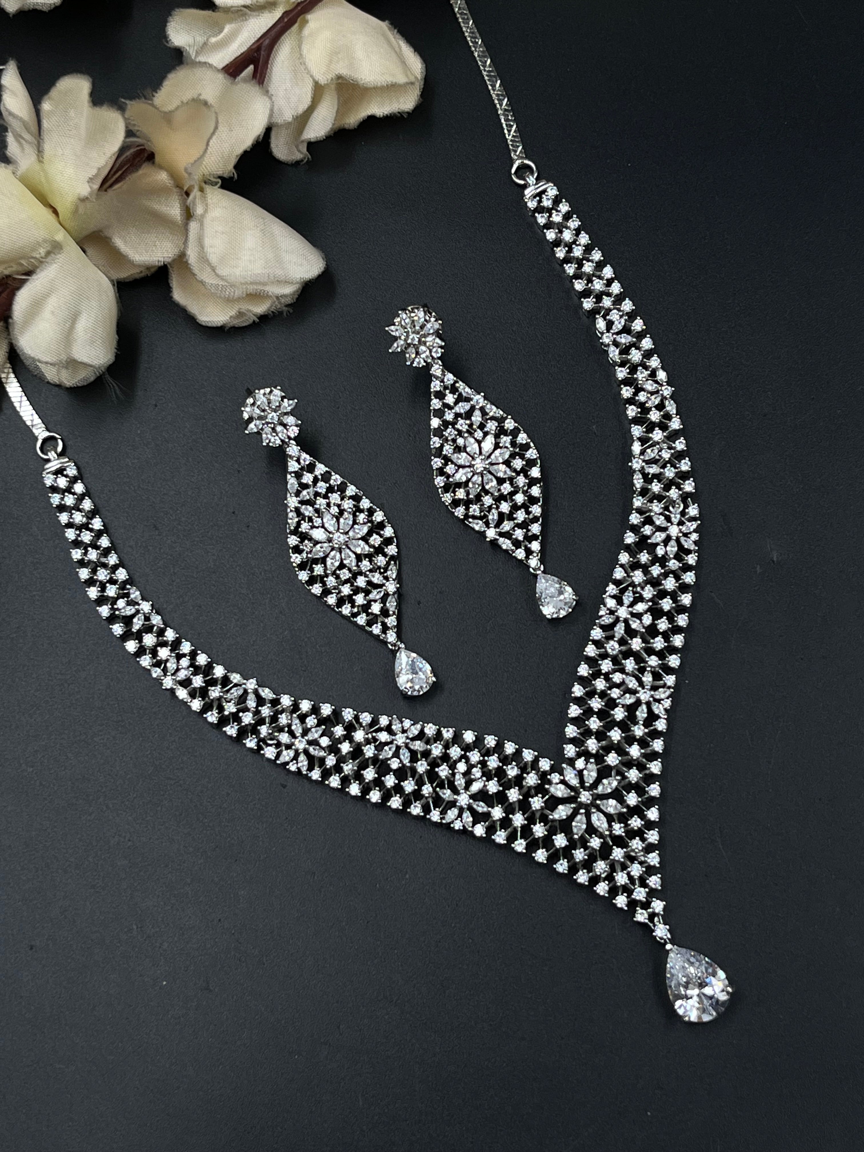 JIHAN NECKLACE