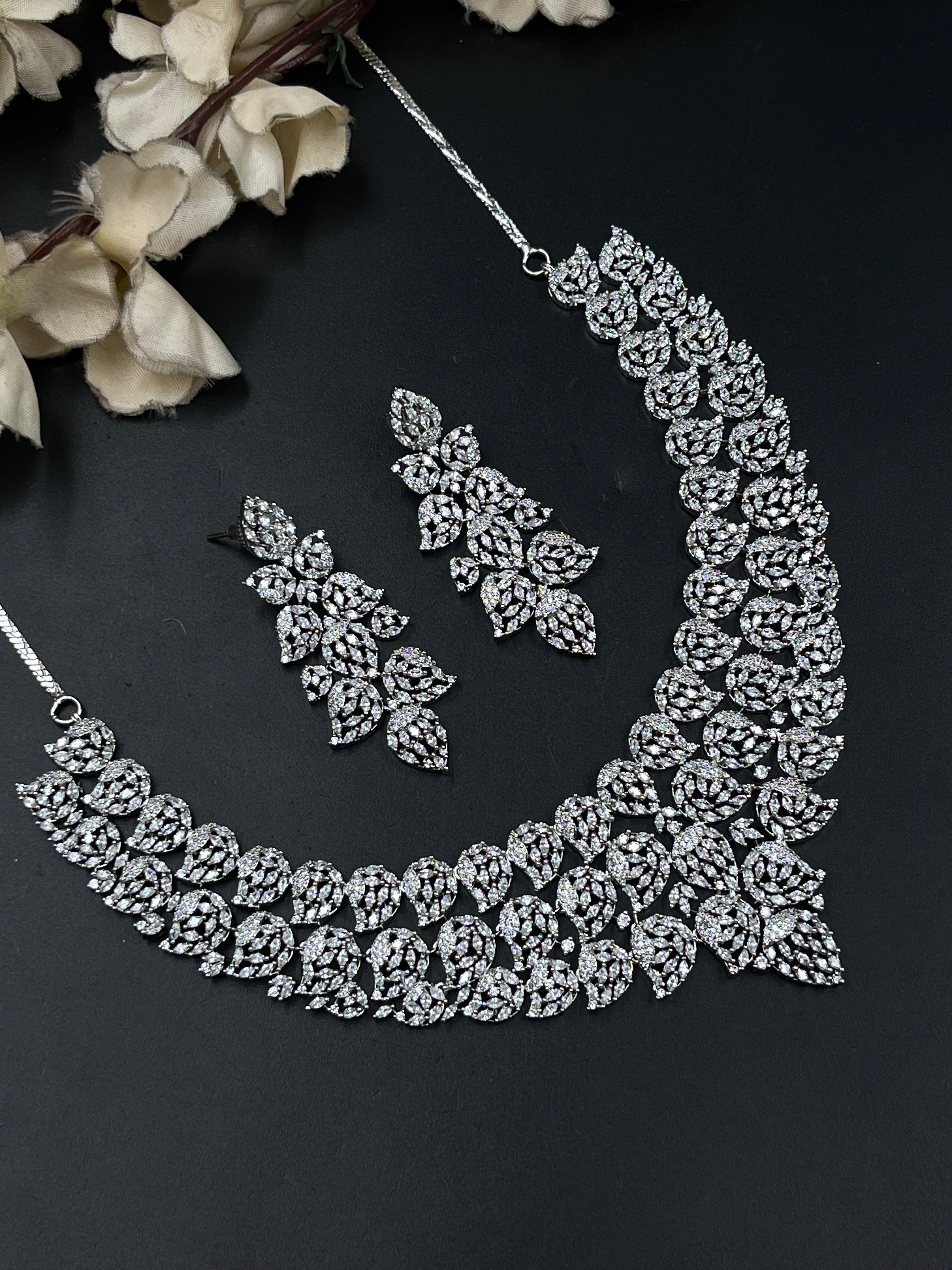 ROOPSA NECKLACE