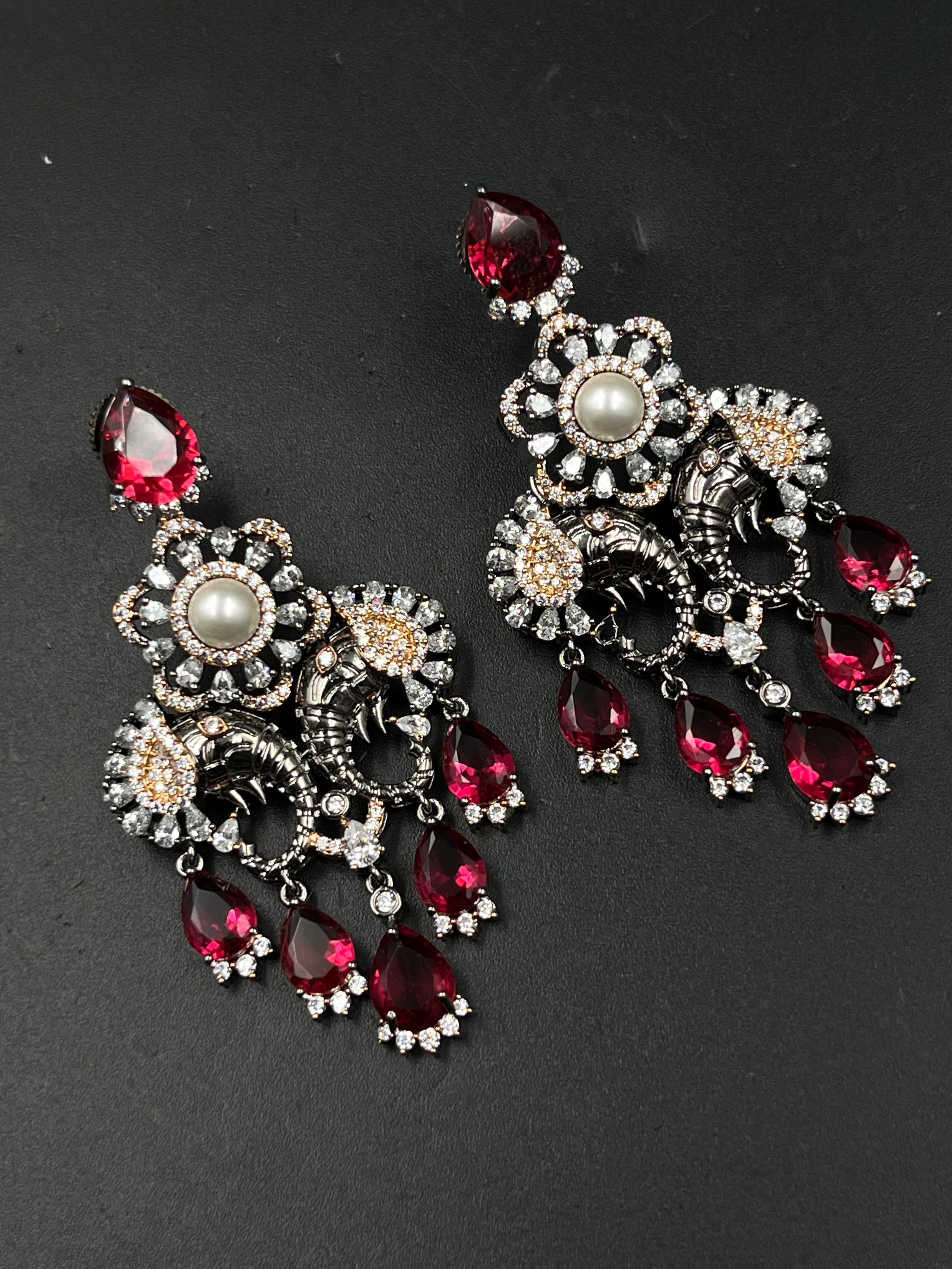 LIYAS NECKLACE
