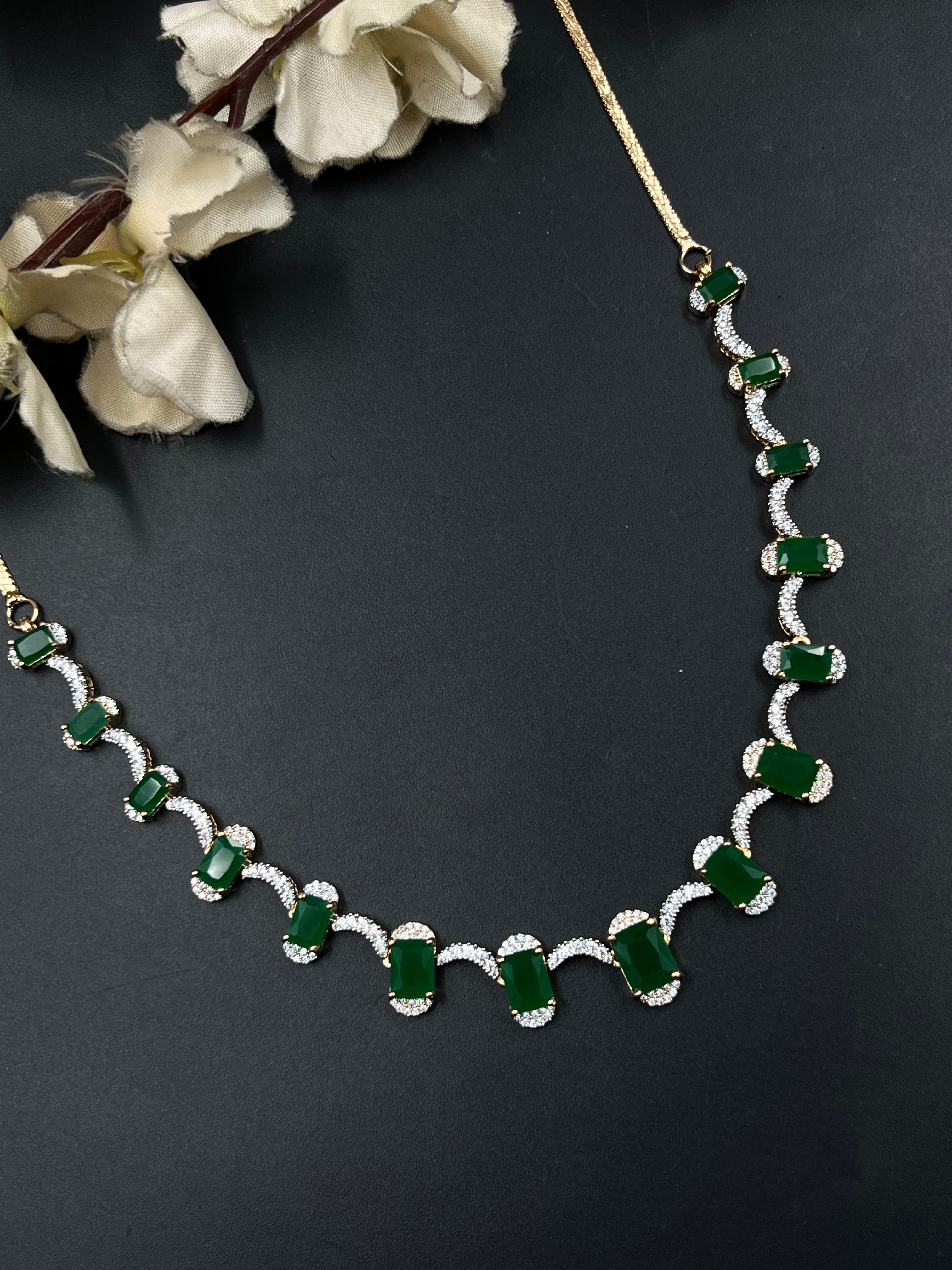 REEHA NECKLACE
