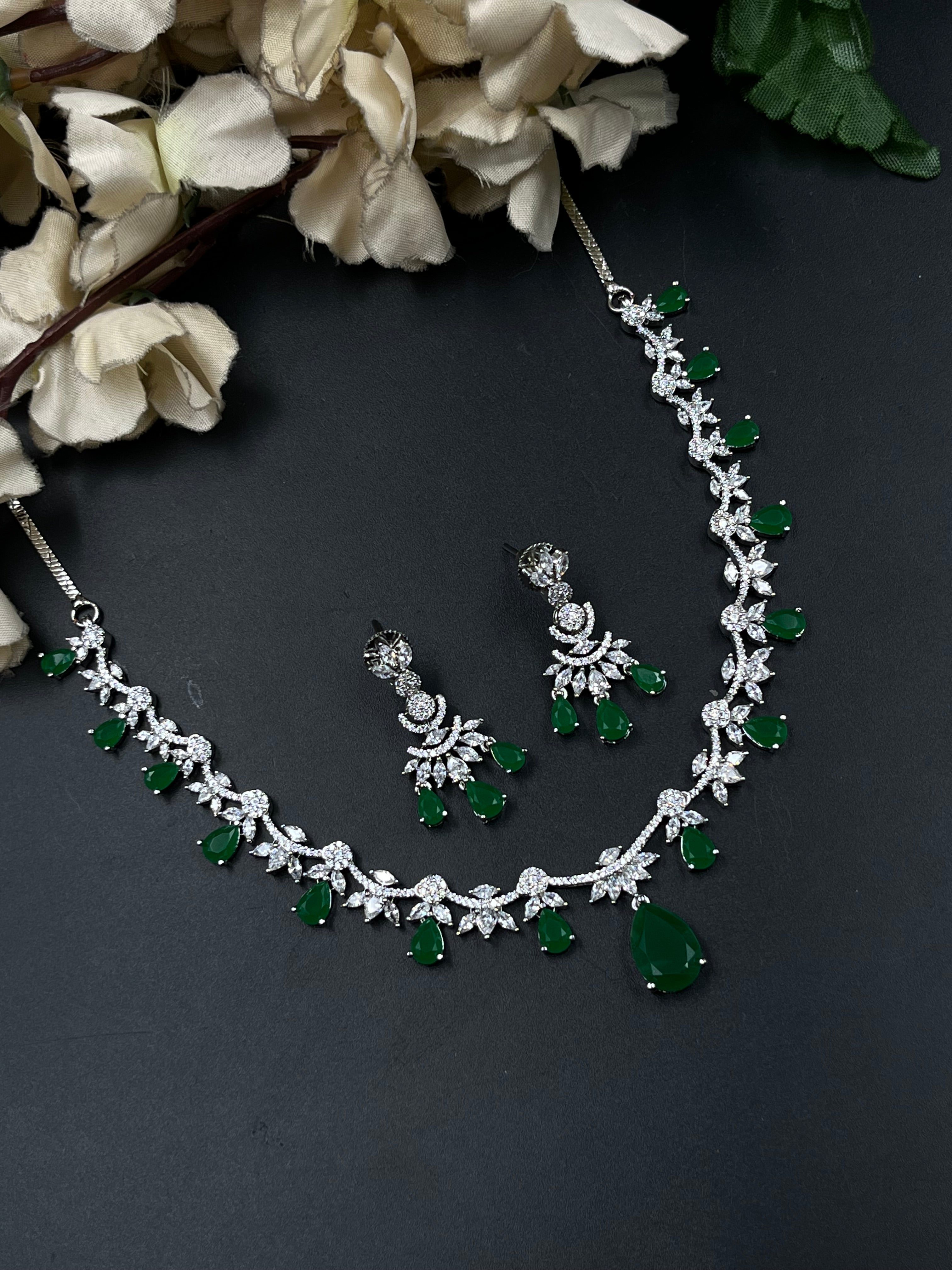 TAIA NECKLACE