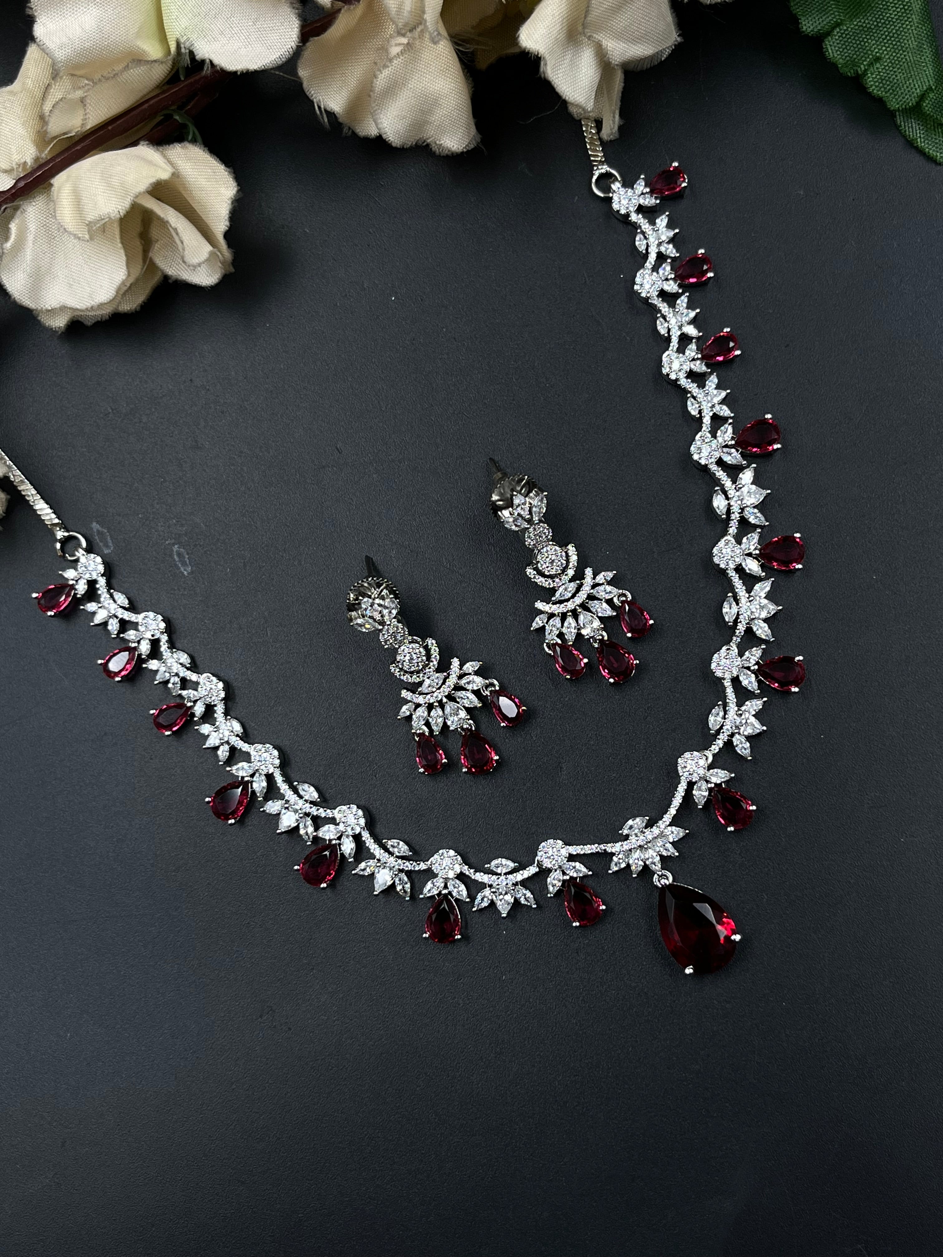 TAIA NECKLACE