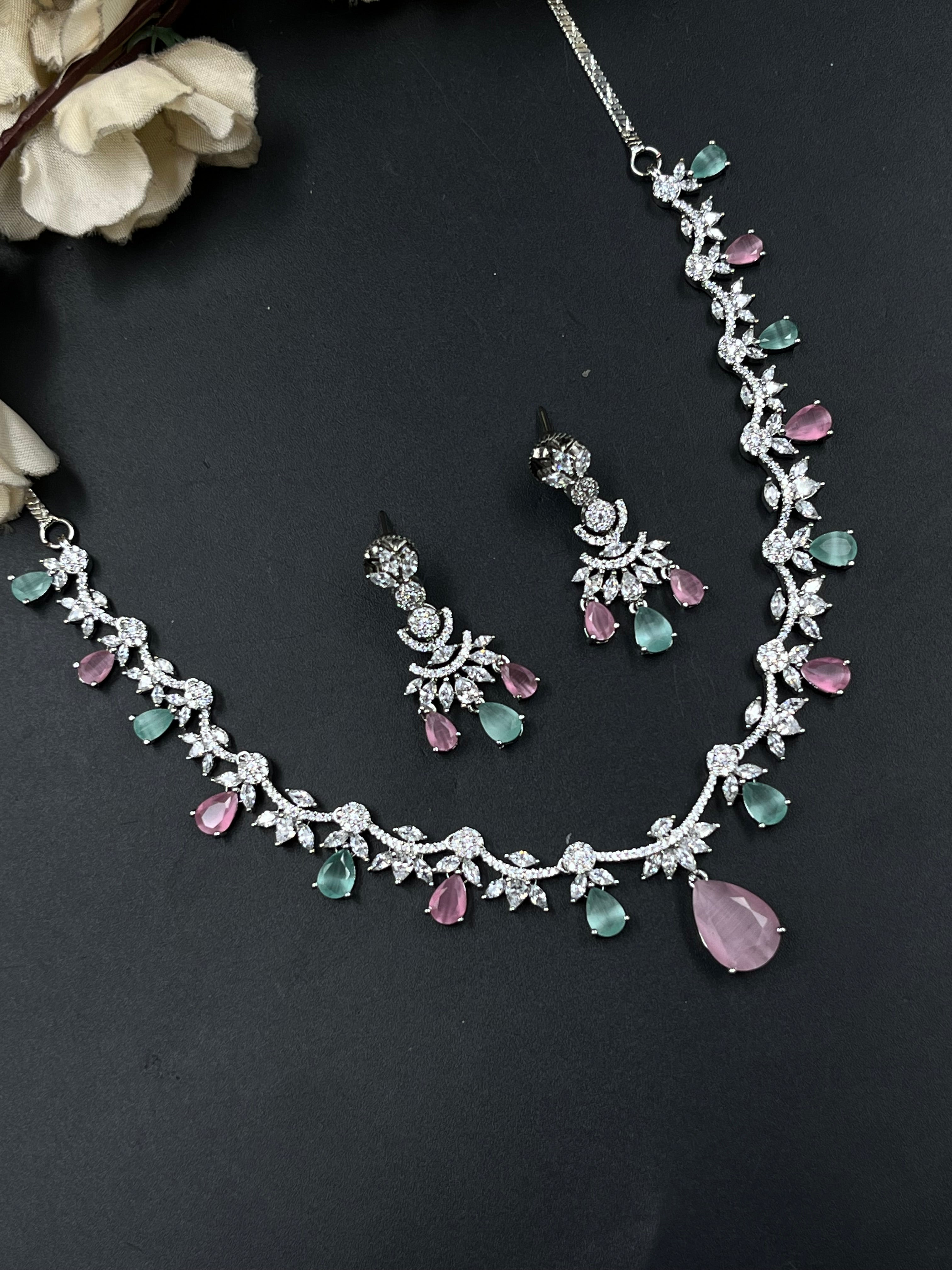 TAIA NECKLACE