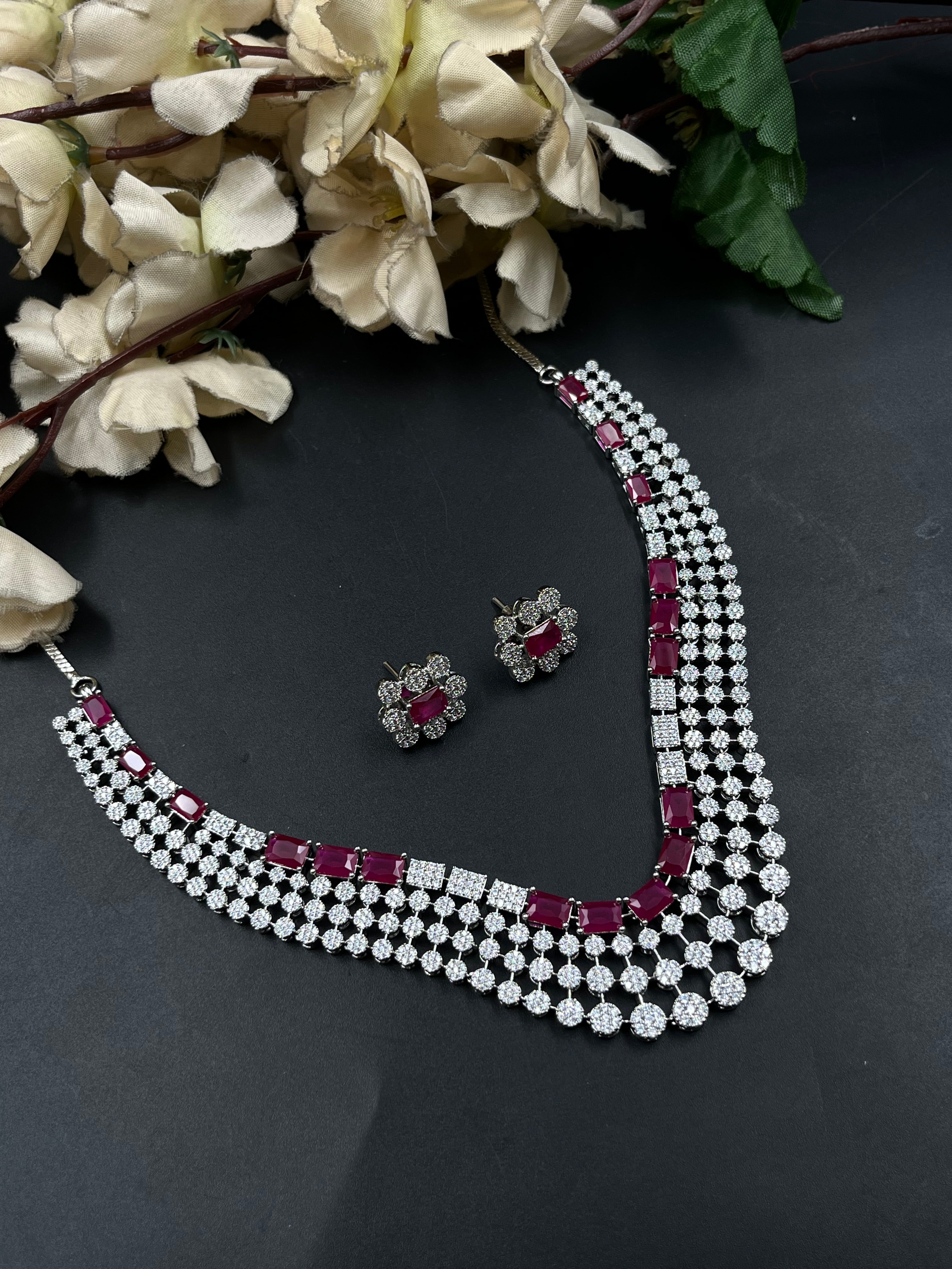 SIYA NECKLACE