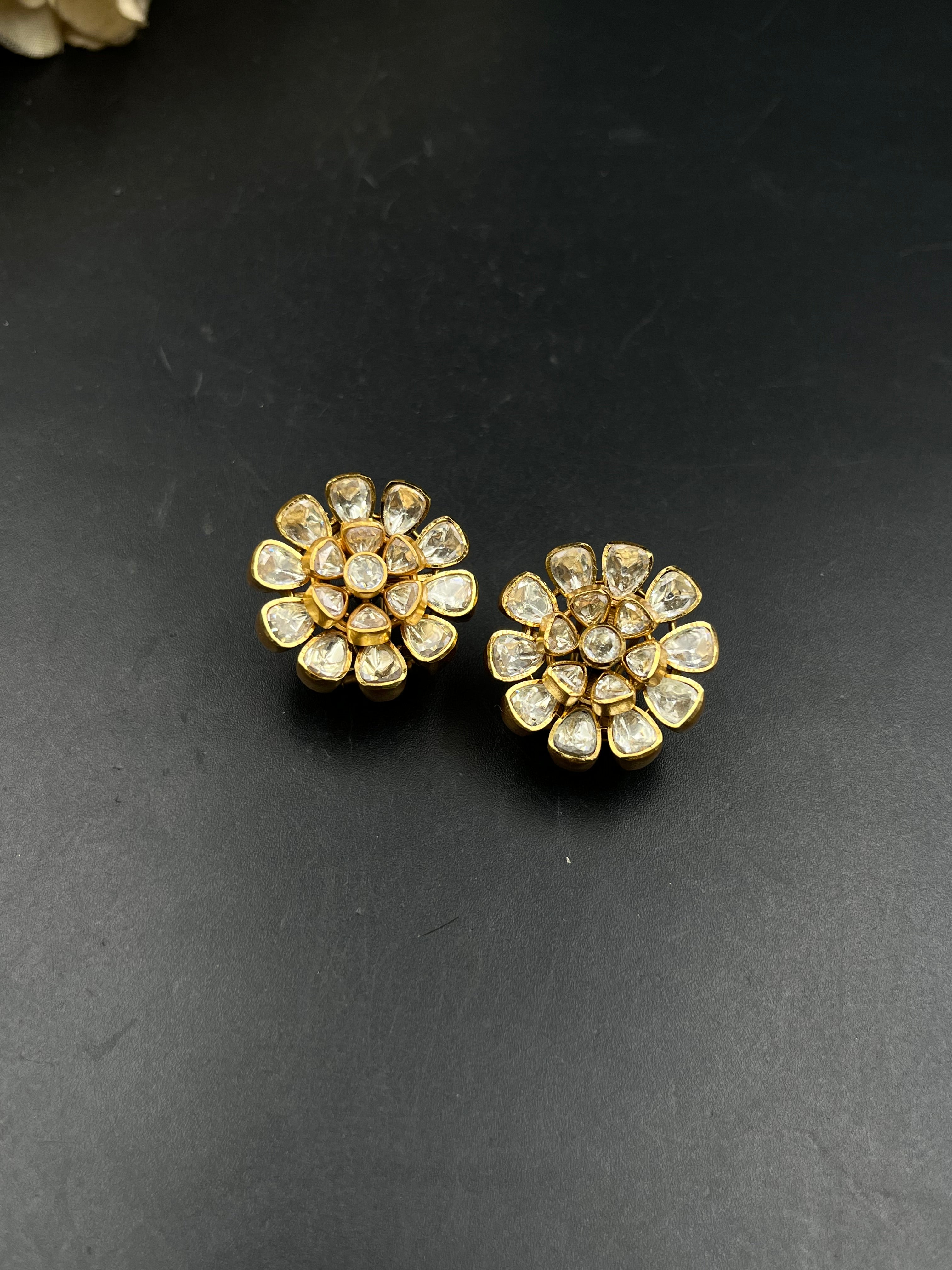SUMHI EARRING