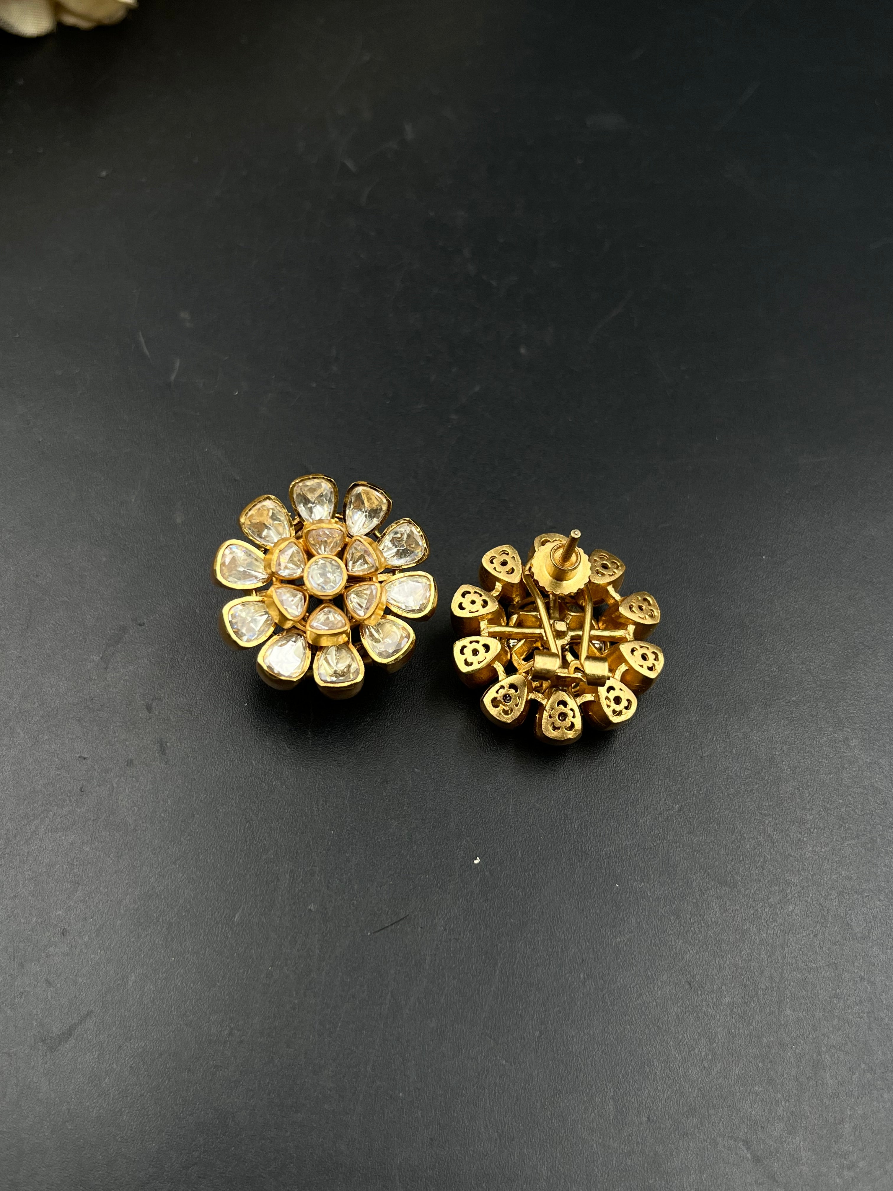 SUMHI EARRING