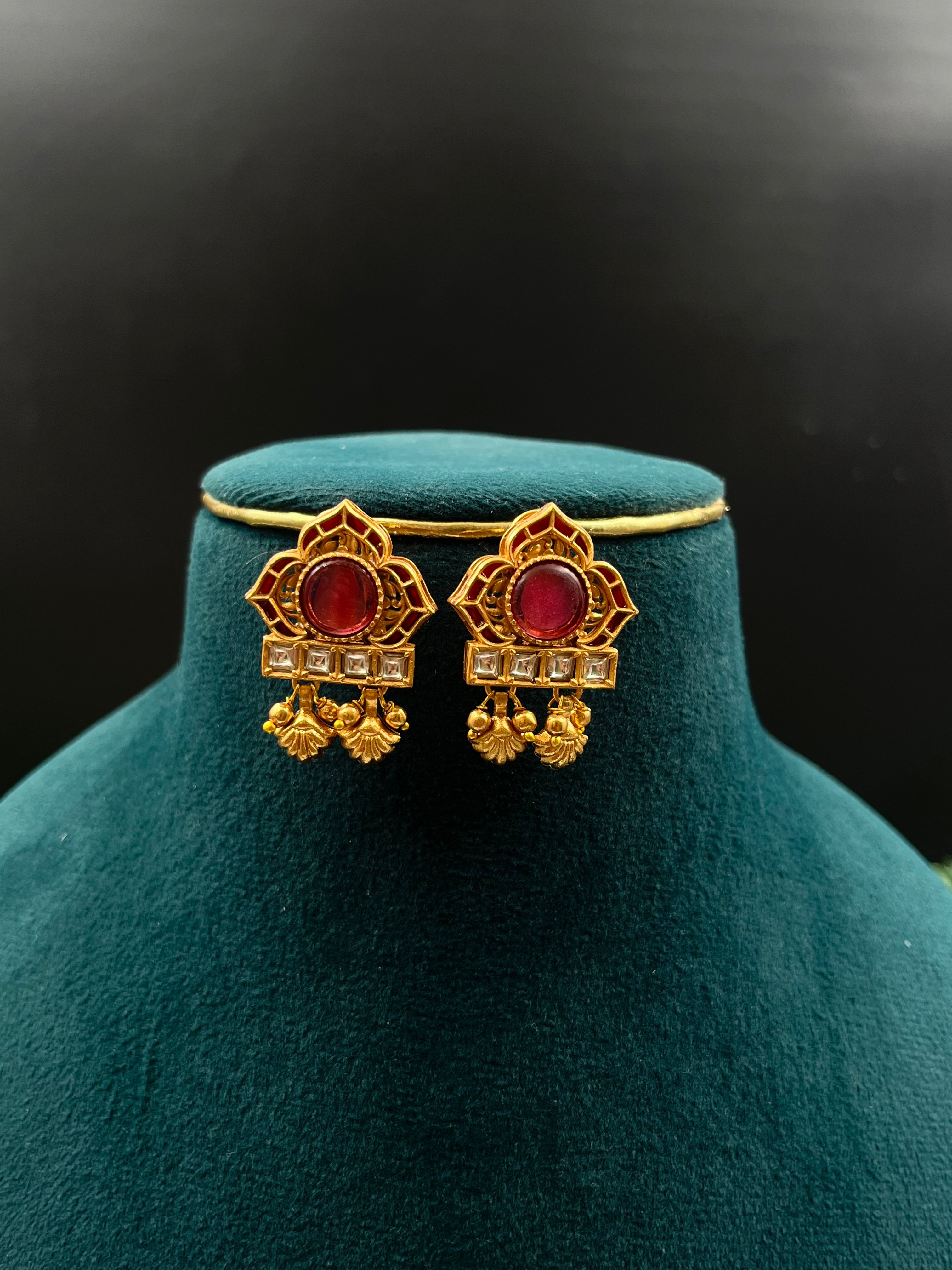 JHULLY NECKLACE