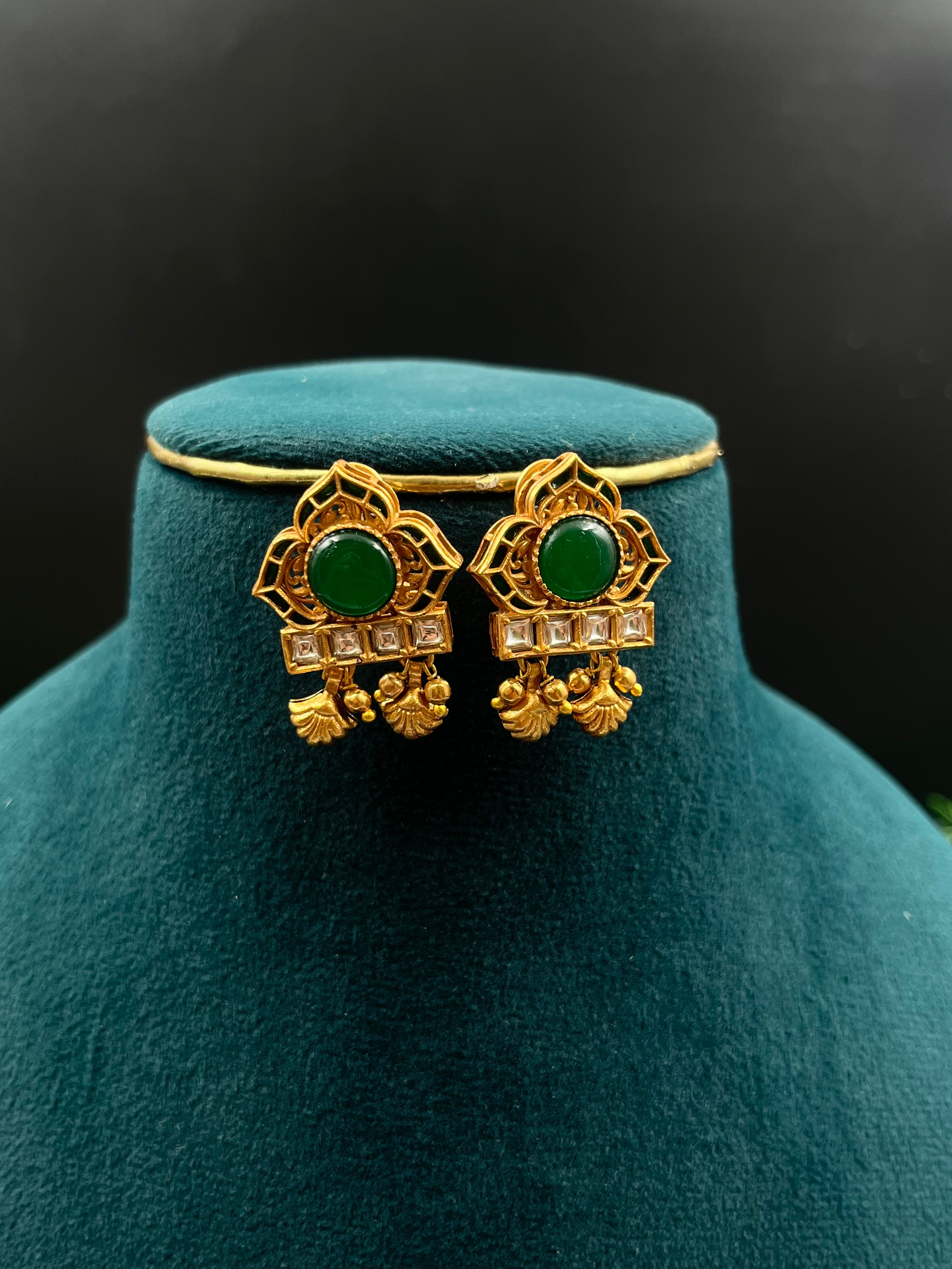 JHULLY NECKLACE