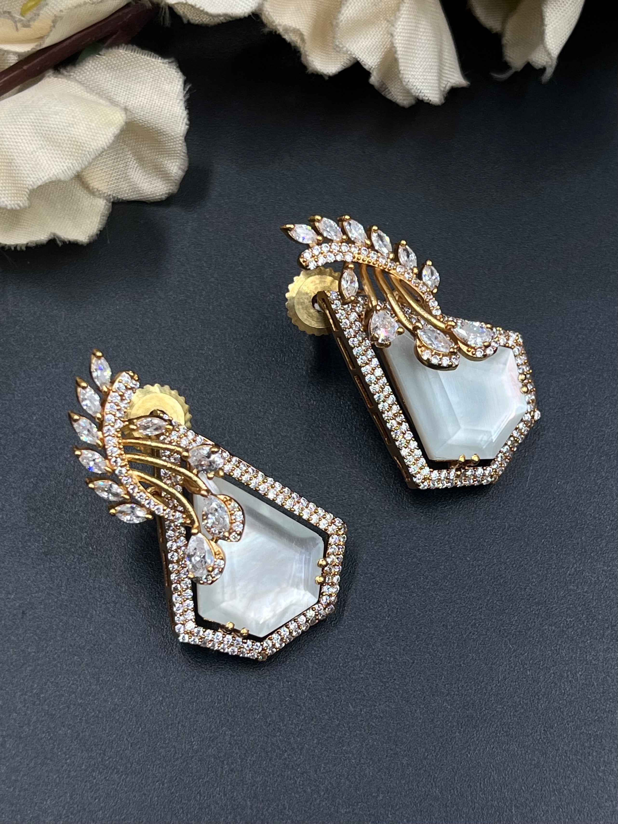 INAYA EARRING