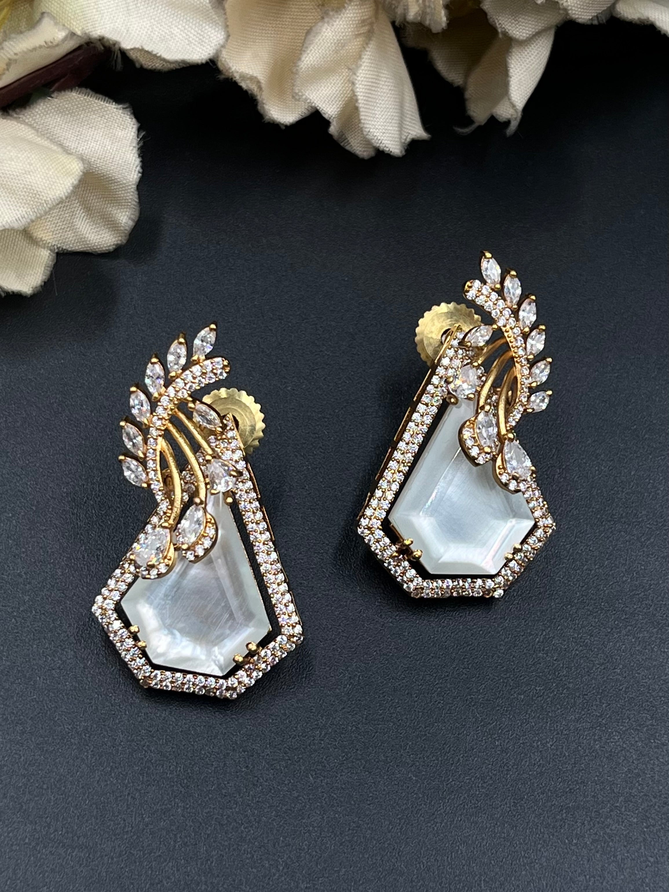 INAYA EARRING