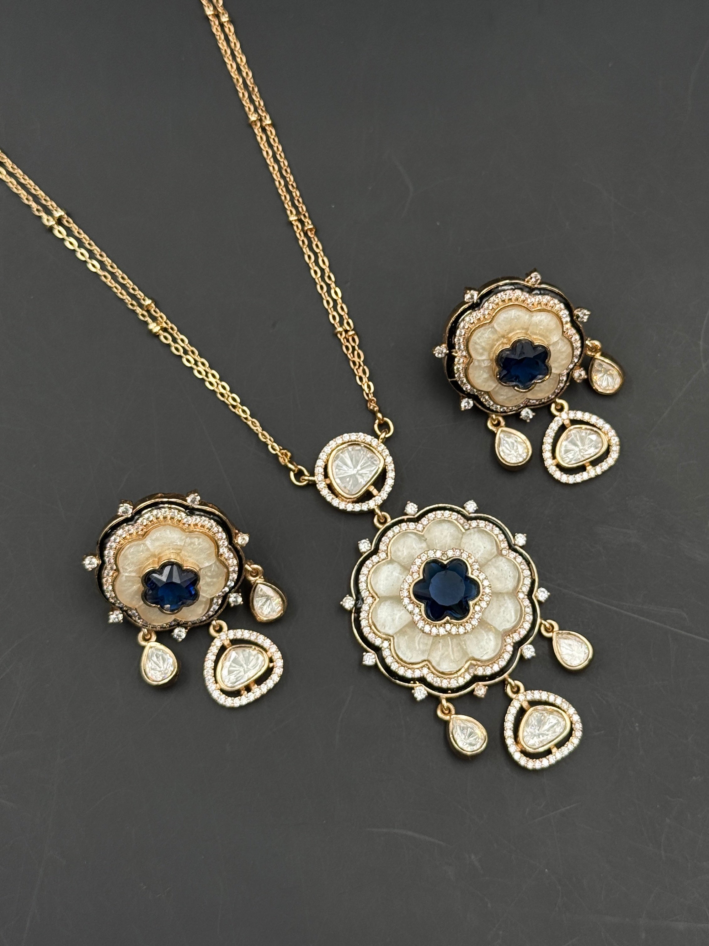 MALIHA PENDANT