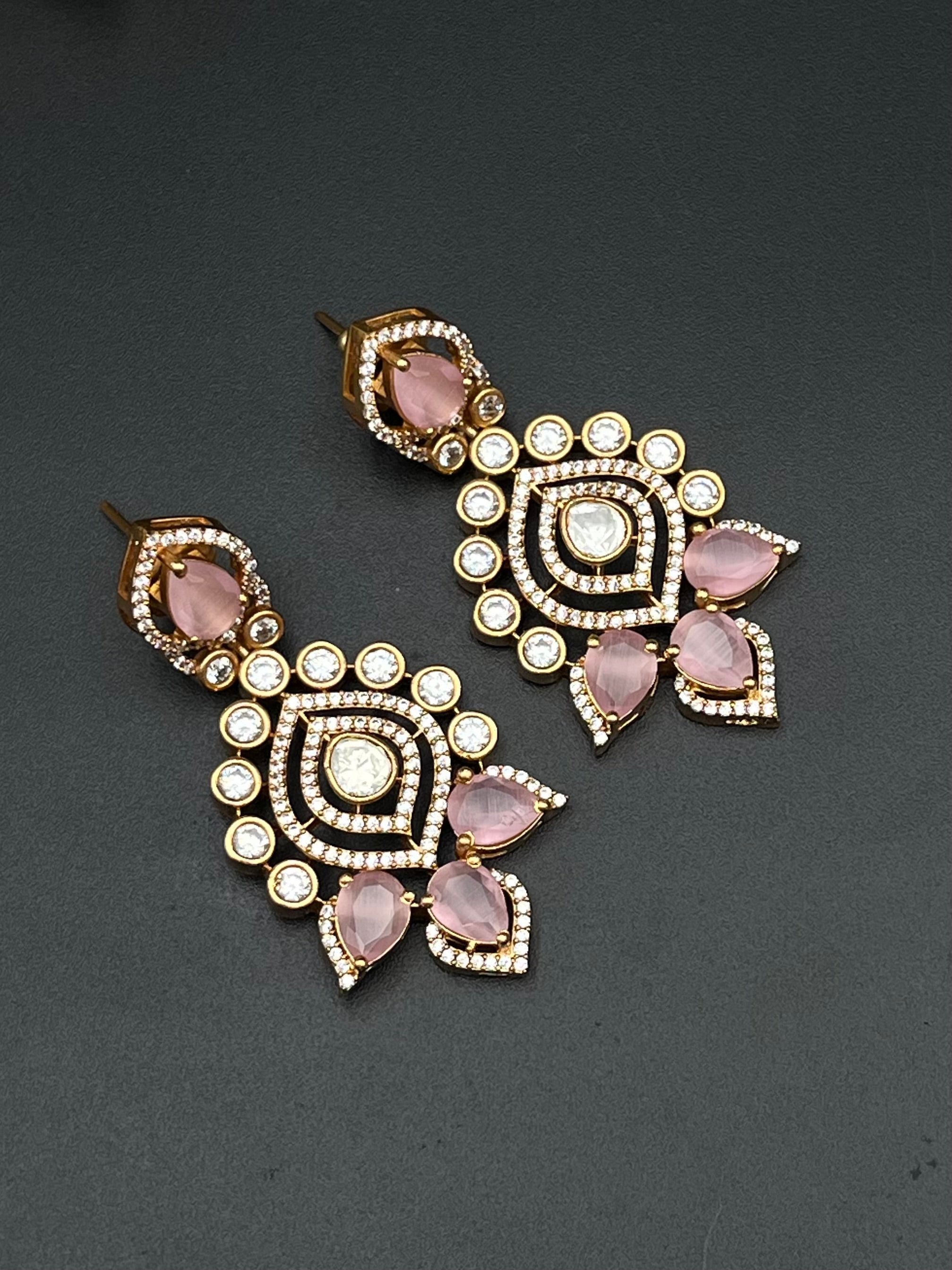 NIYAS NECKLACE