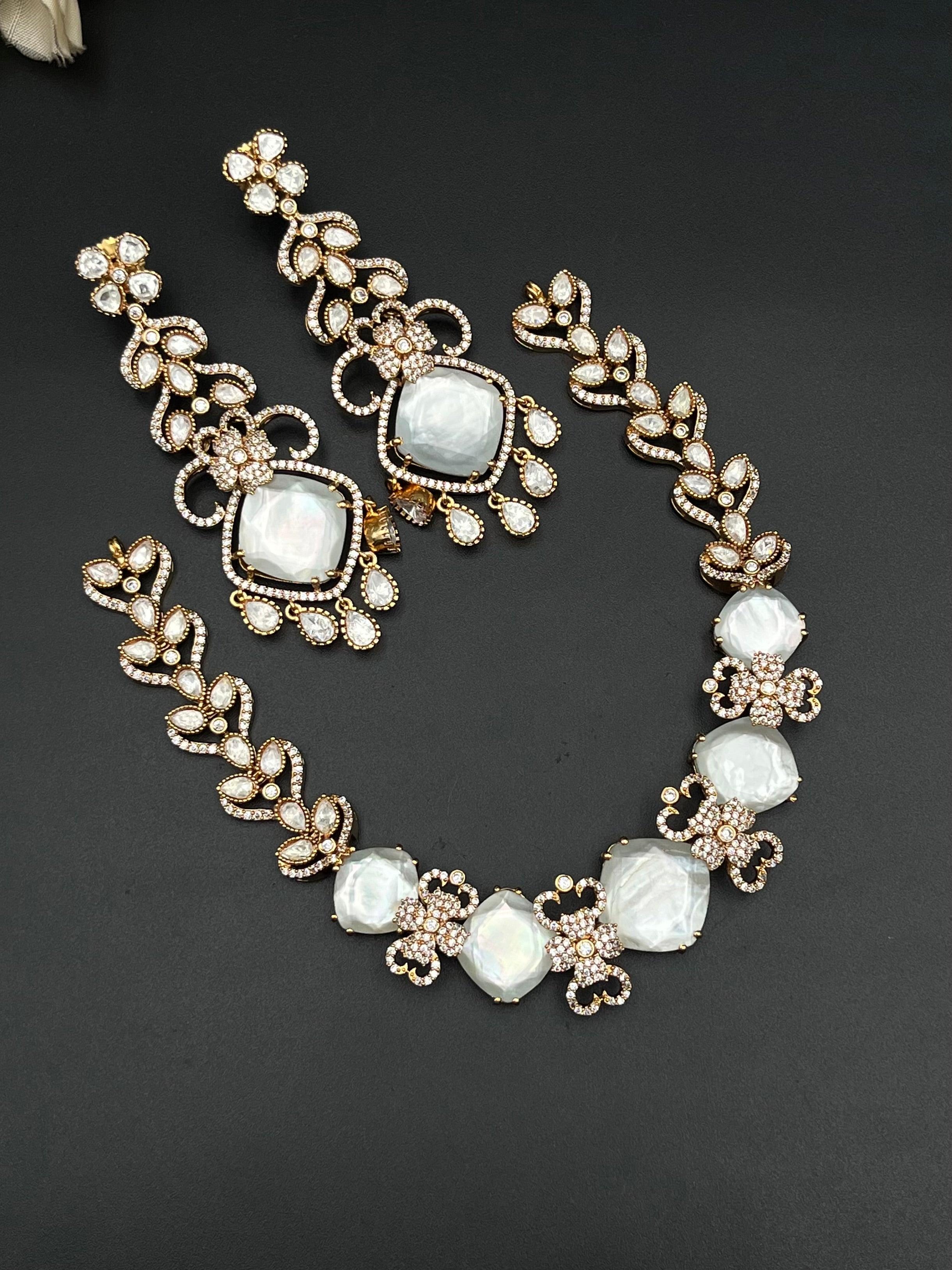 SAMIN NECKLACE