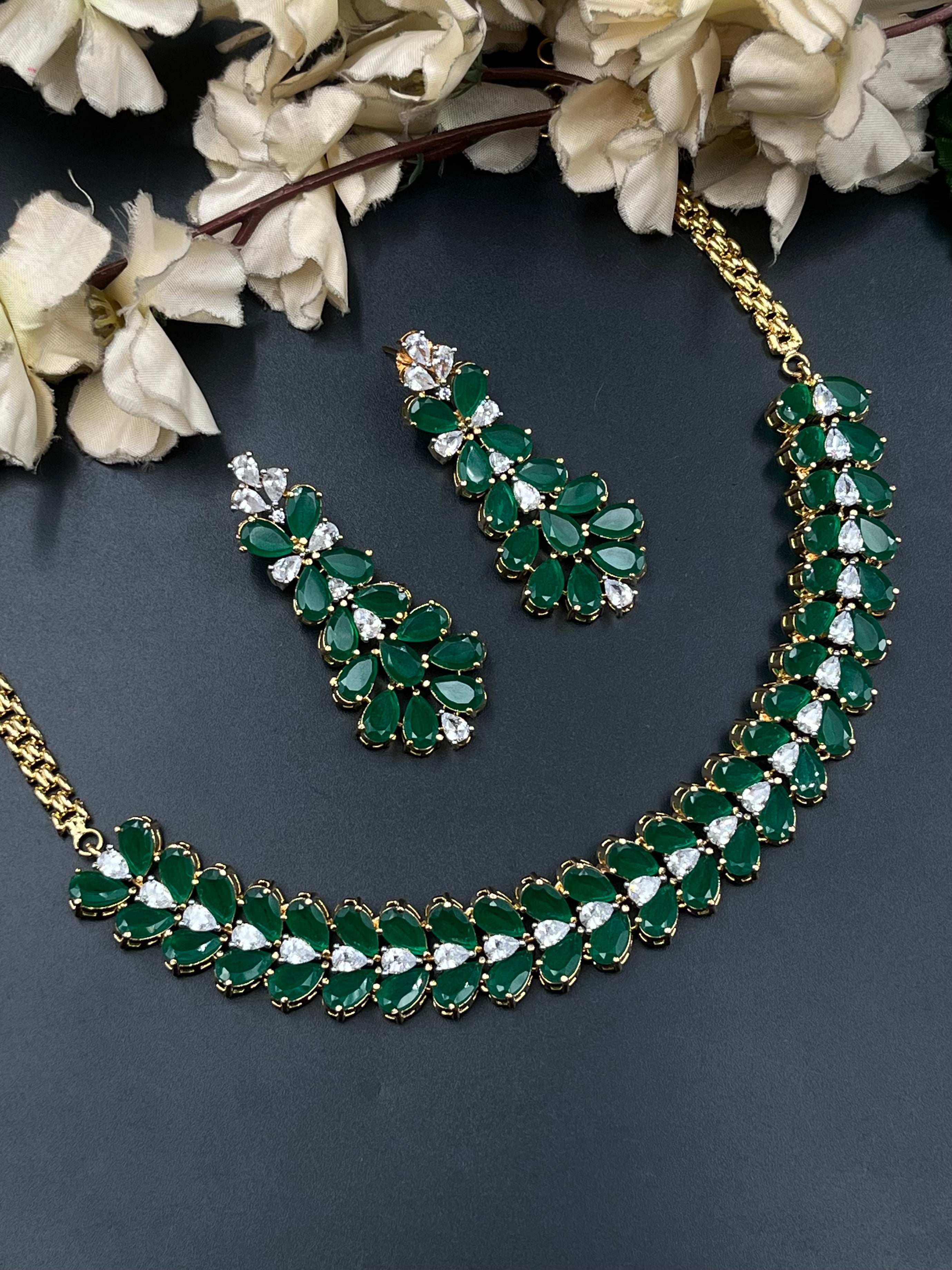 NELLIE NECKLACE