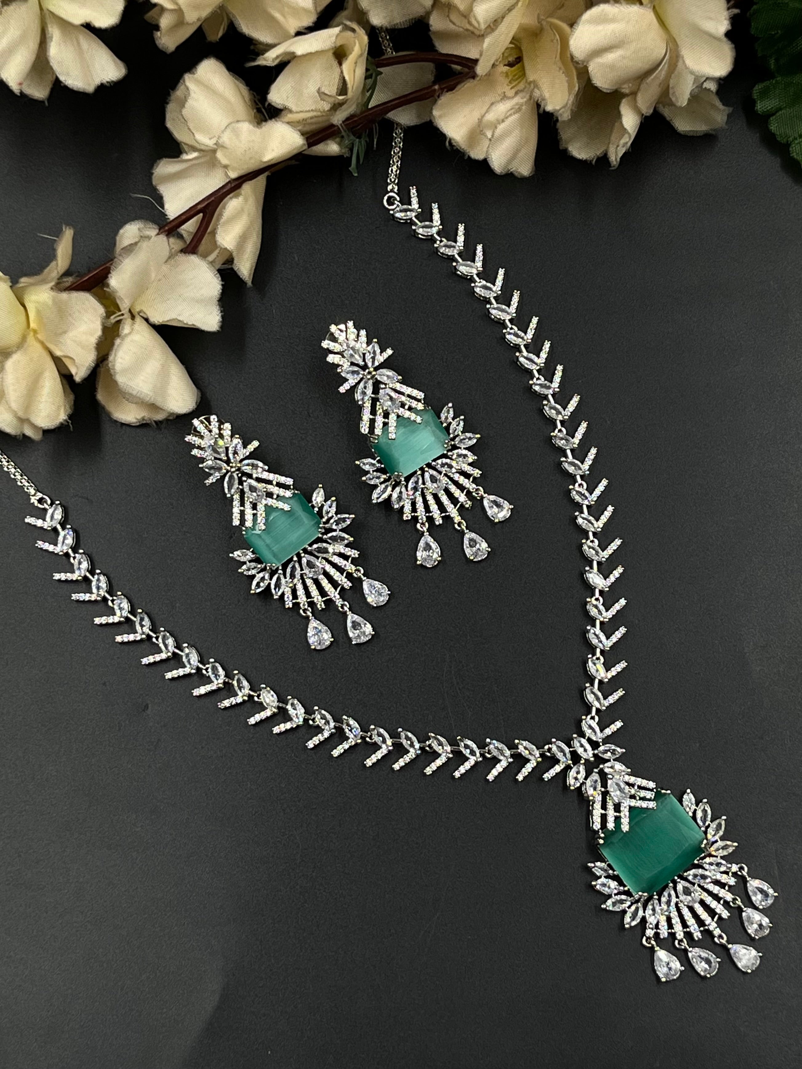 AVNI NECKLACE